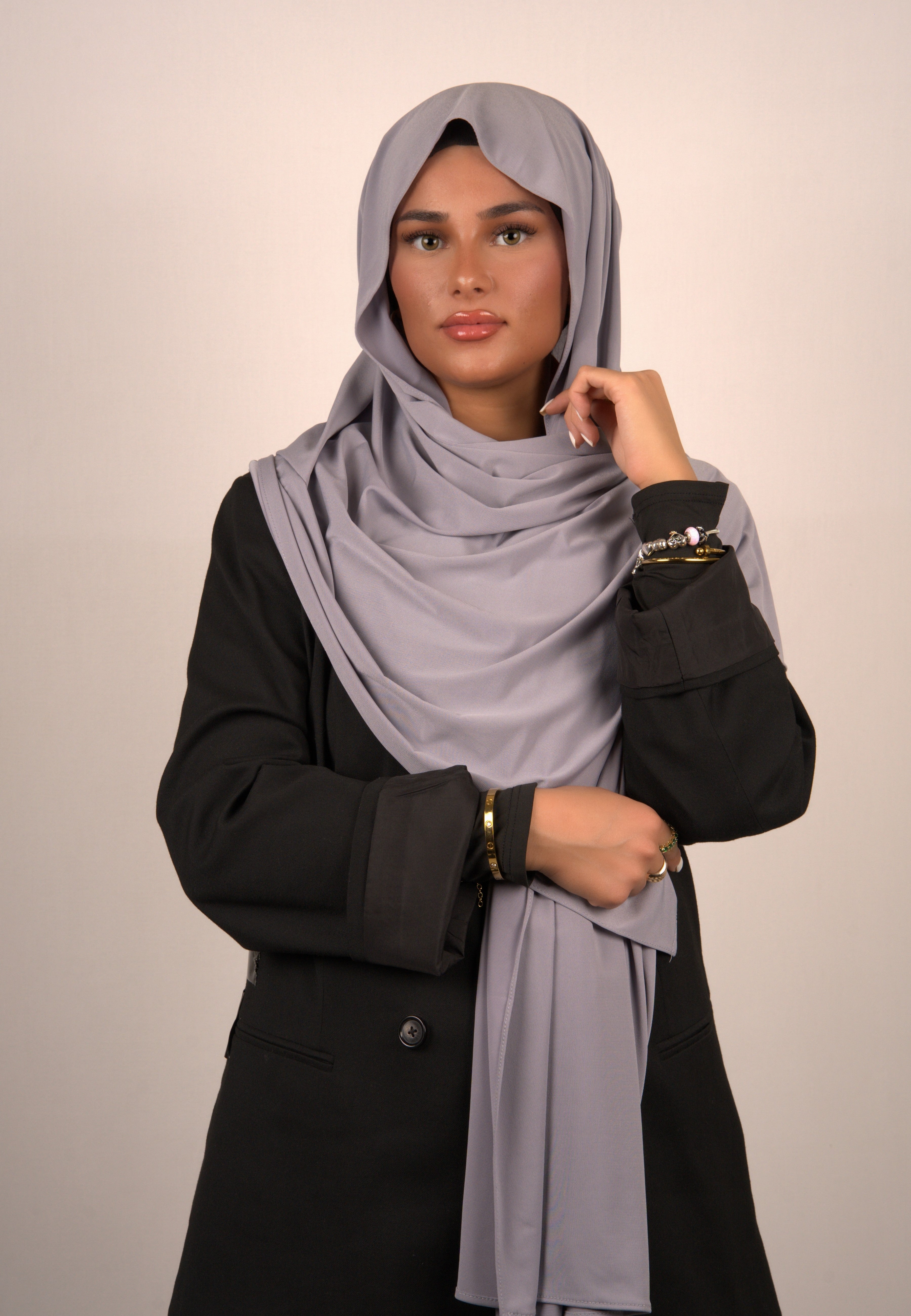 Hochwertiges, elegantes Kopftuch mit Samt-Optik
Trendiges islamisches Tuch mit geometrischen Mustern
Leichtes, atmungsaktives Hijab für den Sommer
Luxuriöses Basörtü mit Paillettenbesatz
Stilvolles Kopftuch in neutralen Erdtönen
Hochwertiges, modisches Hijab in leuchtenden Farben
Klassisches islamisches Tuch mit floralen Designs
Exklusives Hijab-Accessoire mit Perlenstickerei
Hochwertiges, vielseitiges Kopftuch in Pastellfarben
Trendiges Tuch mit asymmetrischem Schnitt
Elegantes Hijab mit dezenten Glitzerel