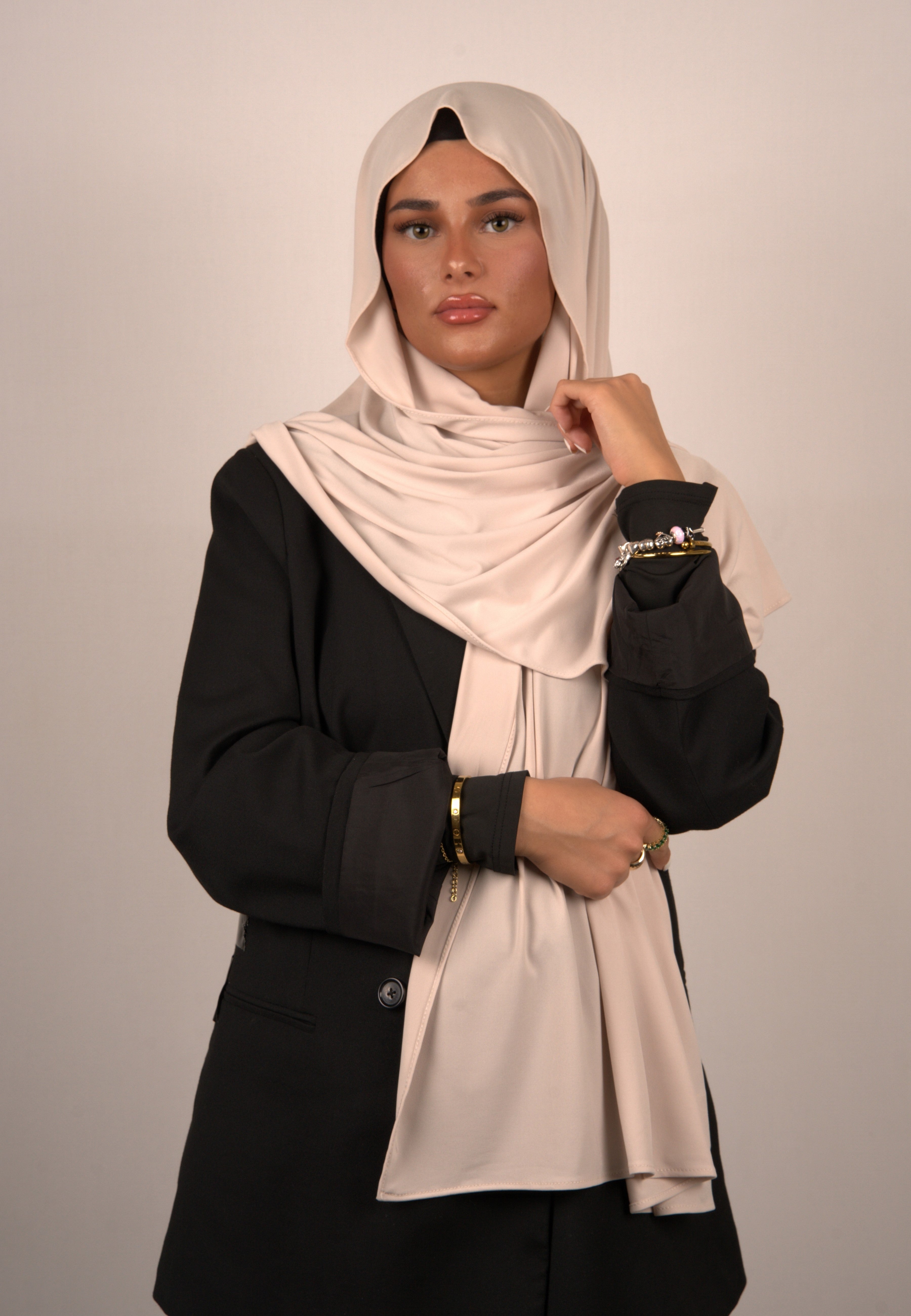 Hochwertiges, elegantes Kopftuch mit Samt-Details
Trendiges islamisches Tuch mit geometrischen Mustern
Leichtes, luftiges Hijab aus sheer Stoff
Luxuriöses Basörtü mit aufwendigem Stickmuster
Modernes Kopftuch in kräftigen, lebhaften Farben
Hochwertiges Hijab in neutralen, klassischen Tönen
Klassisches islamisches Tuch mit zarten Blumenmotiven
Exklusives Hijab-Accessoire mit Perlenverzierung
Hochwertiges, vielseitiges Kopftuch aus Satin
Trendiges Tuch mit Farbverlauf und Mustern