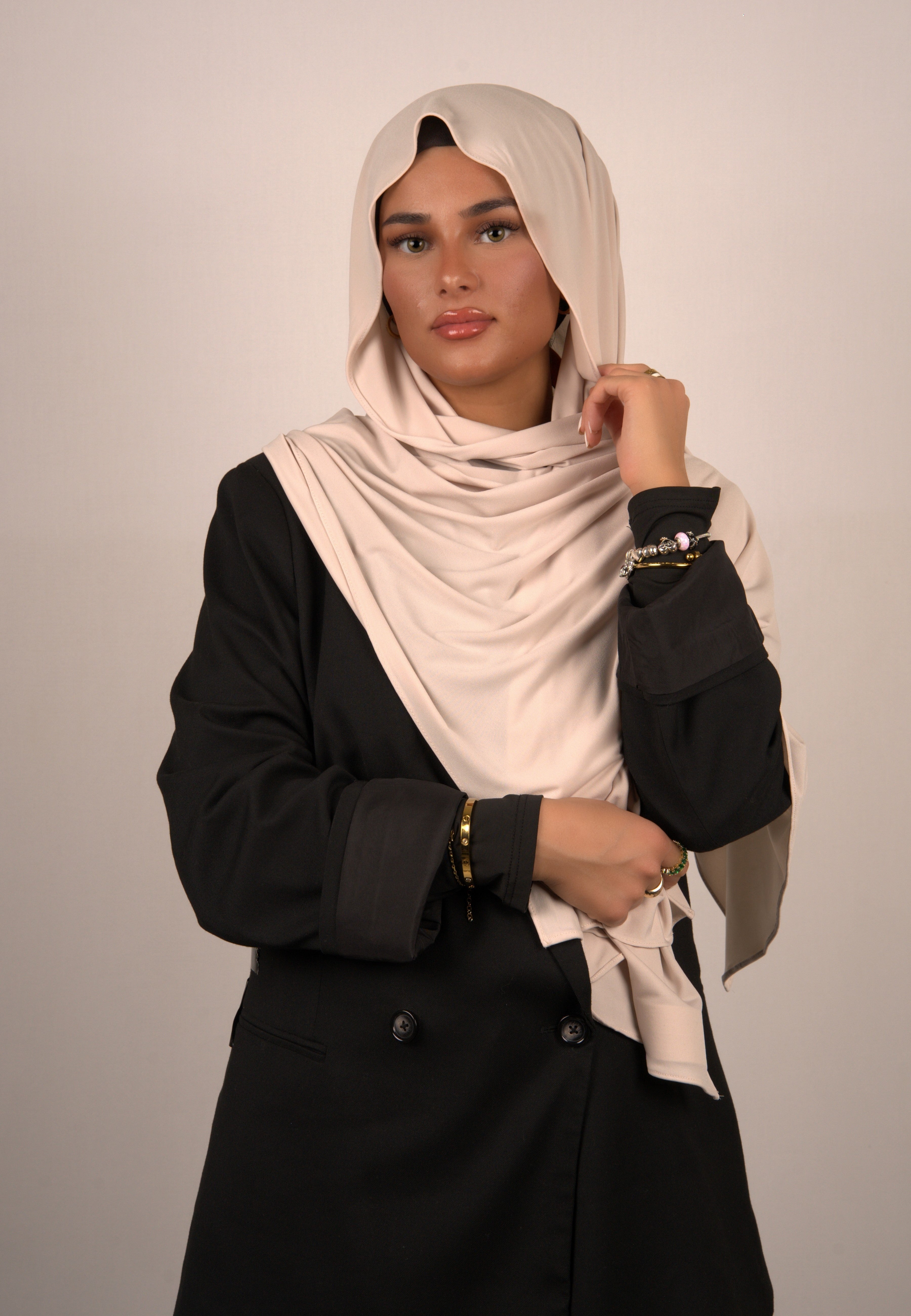 Hochwertiges, elegantes Kopftuch mit Perlenbesatz
Modernes islamisches Tuch in Pastellfarben
Komfortables Hijab aus atmungsaktivem Stoff
Luxuriöses Basörtü mit aufwendigen Stickereien
Stilvolles Kopftuch mit Metallic-Details
Hochwertiges, klassisches Hijab in gedeckten Tönen
Trendiges islamisches Tuch mit abstrakten Mustern
Hochwertiges, langlebiges Kopftuch mit floralen Akzenten
Exklusives Hijab-Accessoire mit Spitzenverzierungen
Modisches Tuch in kontrastierenden Farbkompositionen