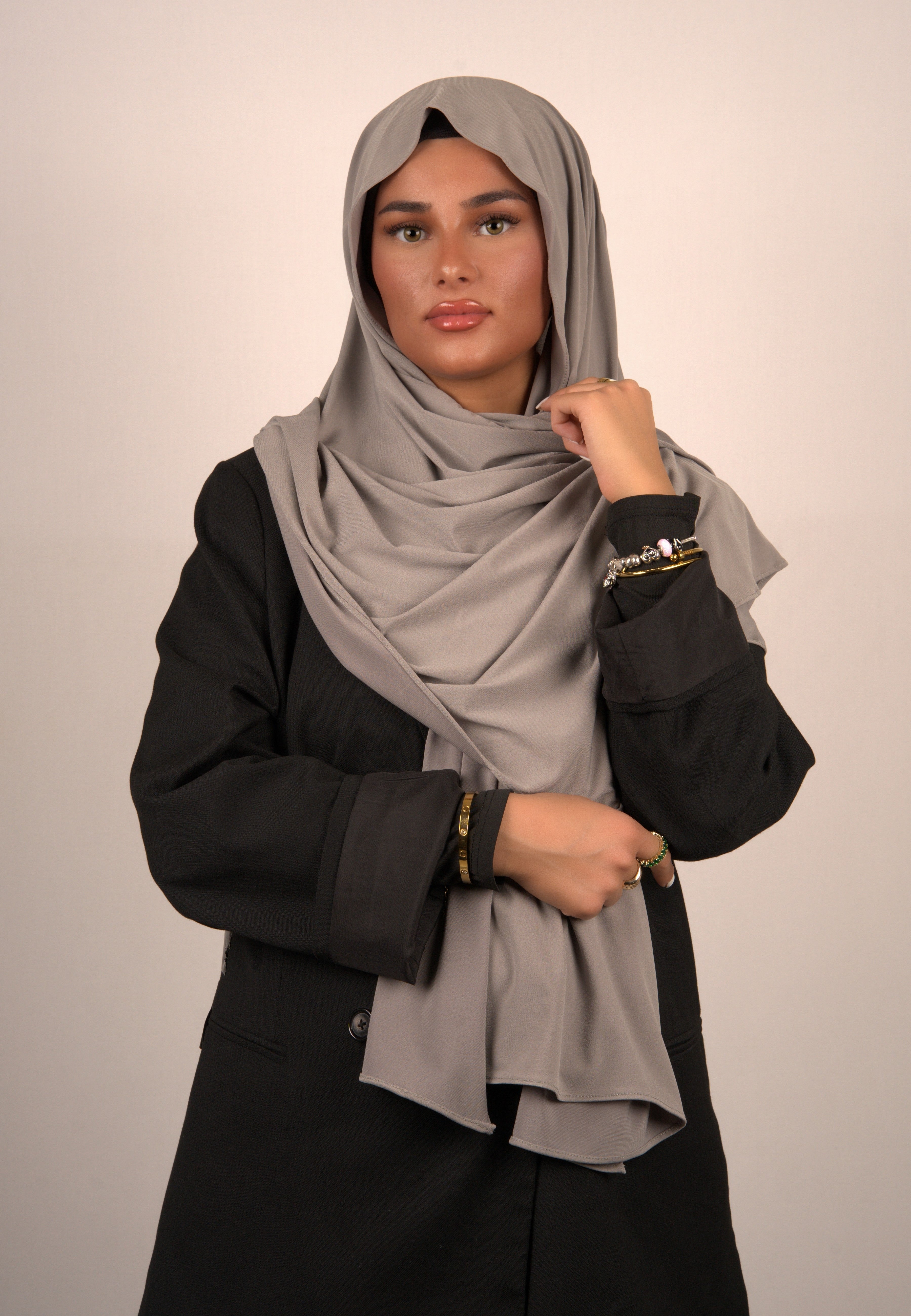 Hochwertiges, elegantes Kopftuch mit Samt-Optik
Trendiges islamisches Tuch mit modernen Mustern
Leichtes, atmungsaktives Hijab aus luftigem Stoff
Luxuriöses Basörtü mit Perlenstickerei
Stilvolles Kopftuch in gedeckten Erdtönen
Hochwertiges, farbenfrohes Hijab in lebhaften Tönen
Klassisches islamisches Tuch mit zarten Blumenmotiven
Exklusives Hijab-Accessoire mit funkelnden Akzenten
Hochwertiges, vielseitiges Kopftuch in sanften Pastellfarben
Trendiges Tuch mit asymmetrischer Form
Elegantes Hijab