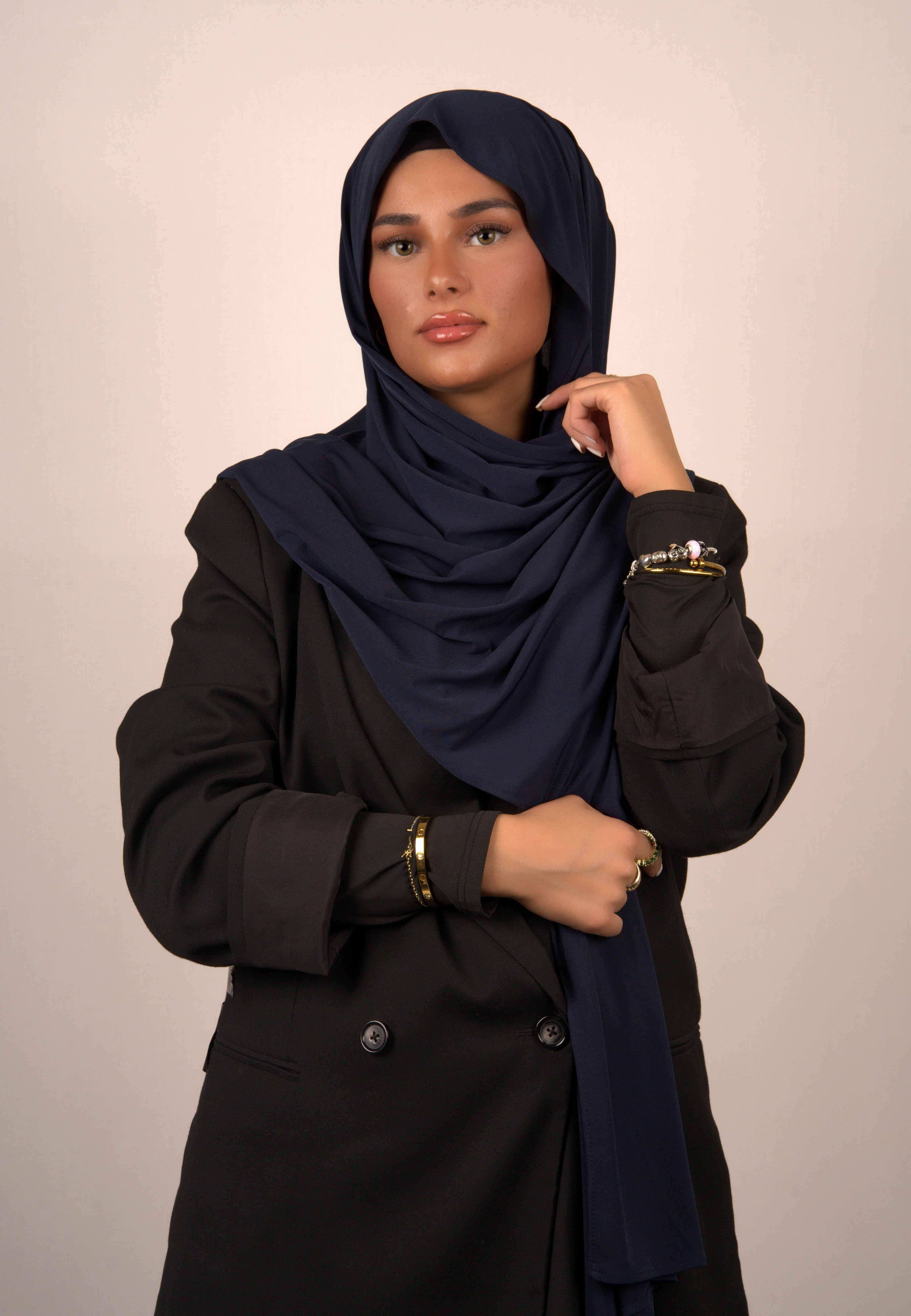 Hochwertiges, stilvolles Kopftuch mit Metallic-Akzenten
Trendiges islamisches Tuch mit floralen Mustern
Leichtes, elastisches Hijab aus dehnbarem Stoff
Luxuriöses Basörtü mit zarten Spitzenverzierungen
Modernes Kopftuch in kühlen Blautönen
Hochwertiges Hijab mit grafischen Mustern in Schwarz und Weiß
Klassisches islamisches Tuch mit minimalistischem Design
Exklusives Hijab-Accessoire mit Perlen- und Steinbesatz
Hochwertiges, vielseitiges Kopftuch aus seidigem Stoff in Erdtönen
Trendiges Tuch mit Farbverlauf