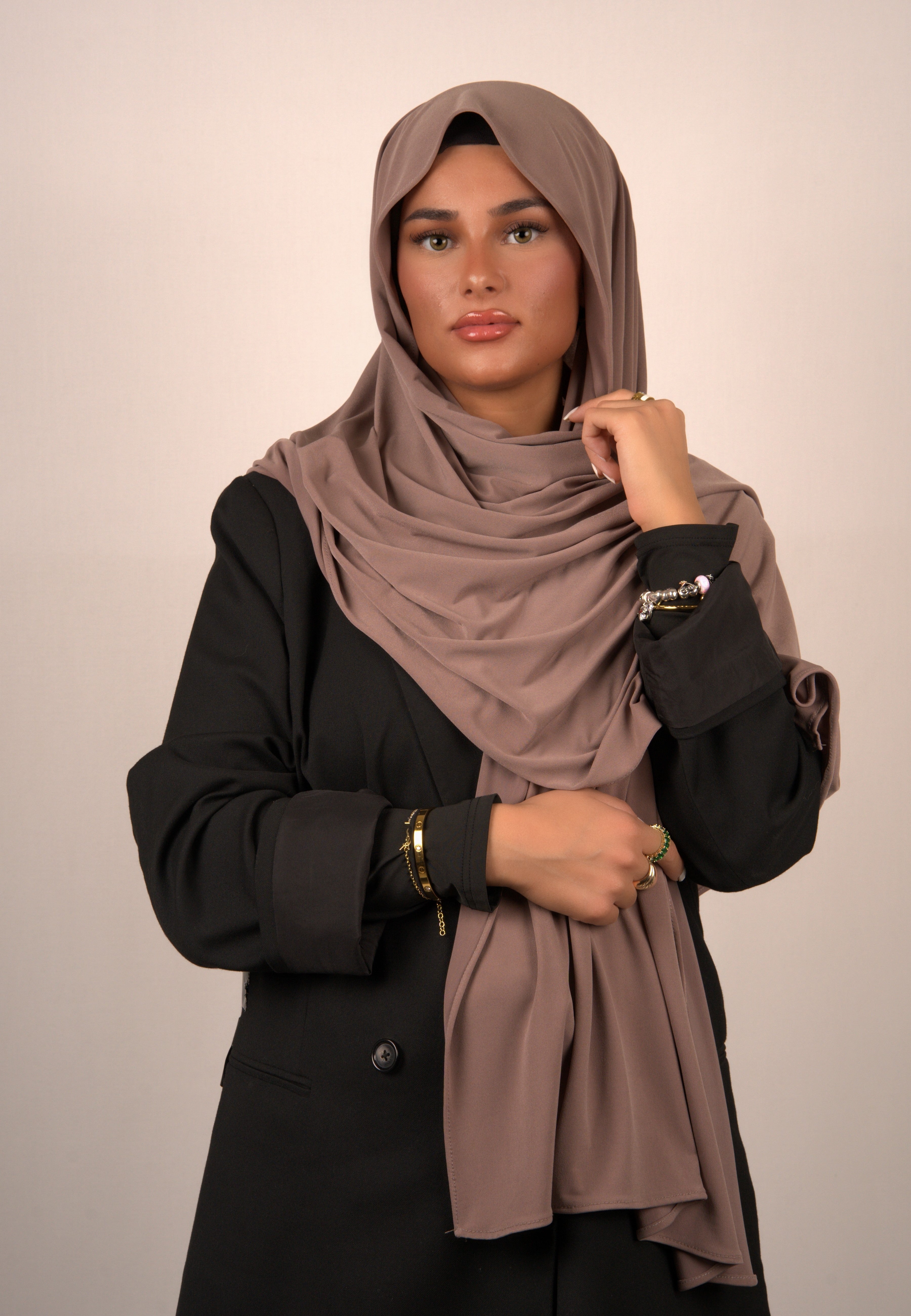 Hochwertiges, stilvolles Kopftuch aus feinem Stoff
Eleganter islamischer Schal mit modernen Details
Luxuriöses Hijab-Design für besondere Anlässe
Premium-Qualität Basörtü in klassischen Farben
Trendiges Tesettür-Kopftuch mit auffälligem Muster
Hochwertiges, atmungsaktives Hijab für den Alltag
Modisches islamisches Kopftuch in sommerlichen Farben
Exklusives Hijab-Accessoire mit eleganter Optik
Hochwertiges, langlebiges Tuch für everyday Fashion
Stilvolles, bequemes Kopftuch für jeden Tag