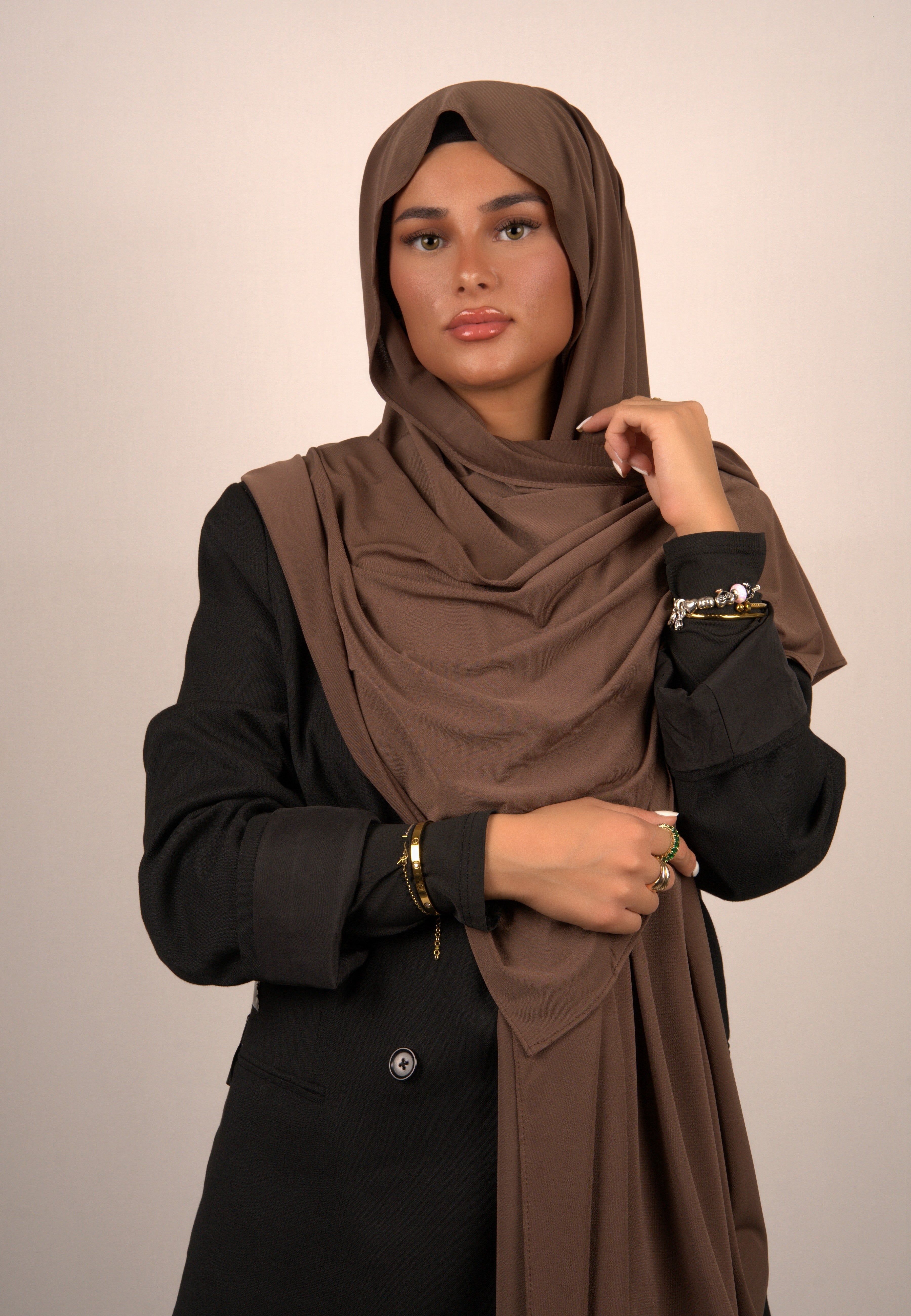 Elegantes, schlichtes Kopftuch aus weichem Jersey
Trendiges Hijab mit Tribal-Designs in warmen Farben
Leichtes, atmungsaktives Tuch mit Fransenkante
Luxuriöses Basörtü mit Stickereien in Gold- und Silbertönen
Modernes Kopftuch in kräftigem Rot mit dezenten Mustern
Hochwertiges Hijab aus satiniertem Stoff mit Glanz-Effekt
Klassisches islamisches Tuch in dunklem Marineblau
Exklusives Hijab-Accessoire mit handgefertigten Details
Hochwertiges, vielseitiges Kopftuch mit grafischem Design