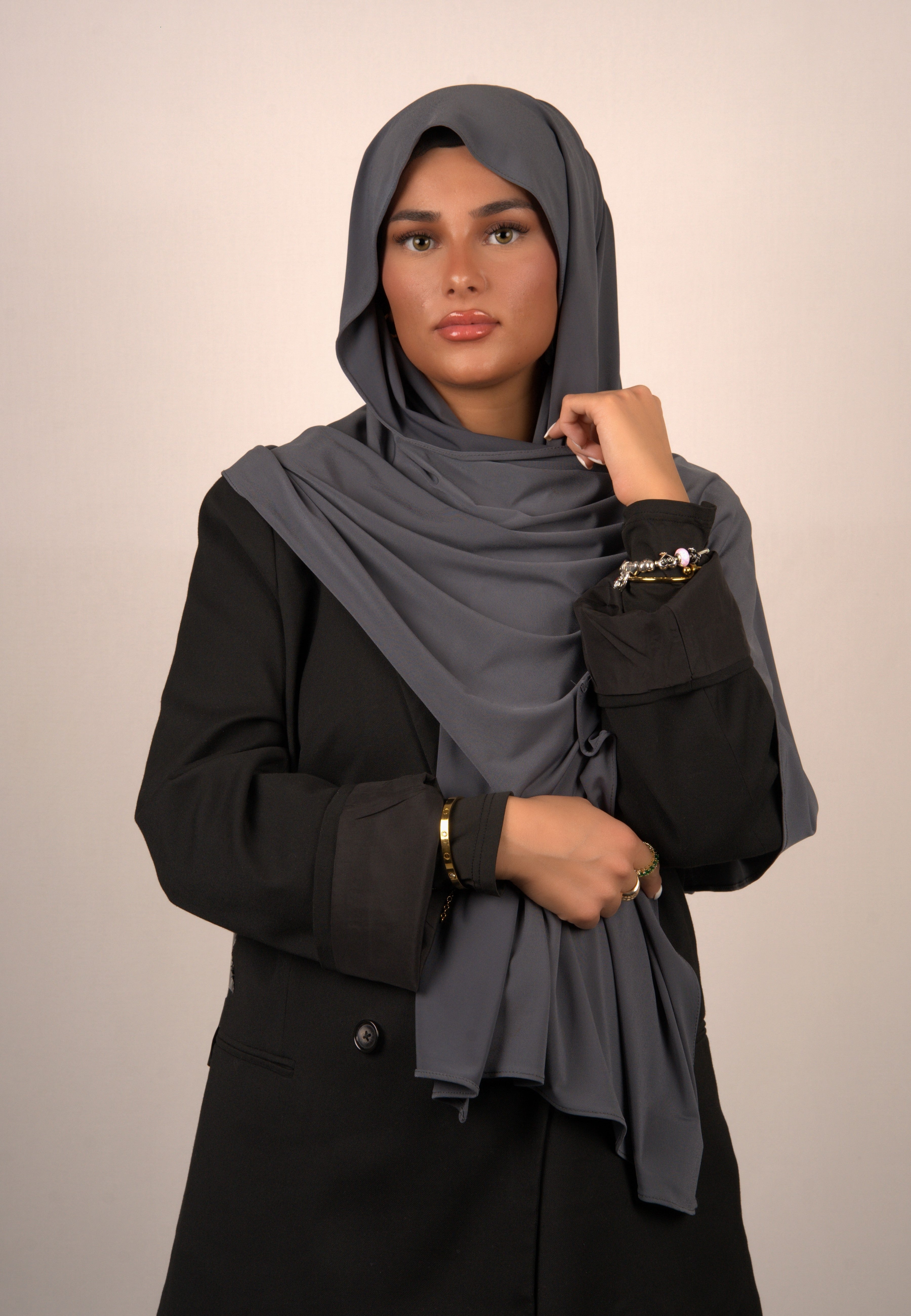 Hochwertiges, stilvolles Kopftuch mit Perlenakzenten
Modernes islamisches Tuch in kräftigen Farben
Leichtes, luftiges Hijab aus chiffonartigem Stoff
Luxuriöses Basörtü mit aufwendigem Stickmuster
Trendiges Kopftuch mit abstrakten geometrischen Designs
Hochwertiges, elegantes Hijab in Pastellfarben
Klassisches islamisches Tuch mit dezenten Blumenmotiven
Exklusives Hijab-Accessoire mit Spitze und Perlen
Hochwertiges, vielseitiges Kopftuch in Erdtönen
Modisches Tuch mit Farbverlaufseffekt
Elegantes Hijab mit f