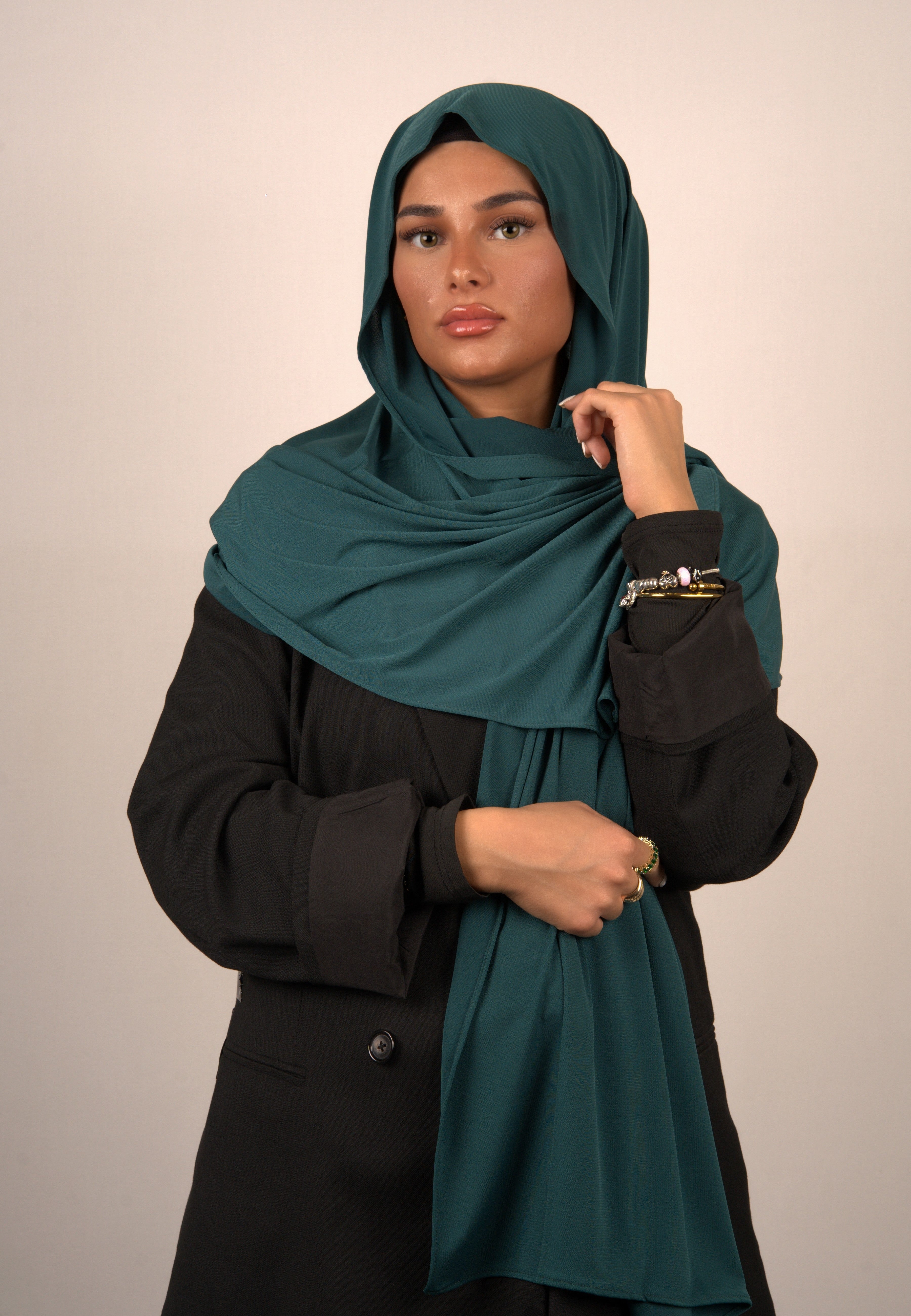 Hochwertiges, bequemes Kopftuch für Damen
Eleganter islamischer Schal in Trendfarben
Luxuriöses Hijab-Accessoire mit feinem Muster
Premium-Qualität Hijab aus weichem Stoff
Stilvolles Basörtü für elegante Looks
Hochwertiges, atmungsaktives Hicap
Modernes islamisches Kopftuch in verschiedenen Farben
Exklusives Design für islamische Bekleidung
Hochwertiges Tuch für stilvolles Tesettür-Outfit
Langlebiger, hochwertiger Hijab für jeden Tag
