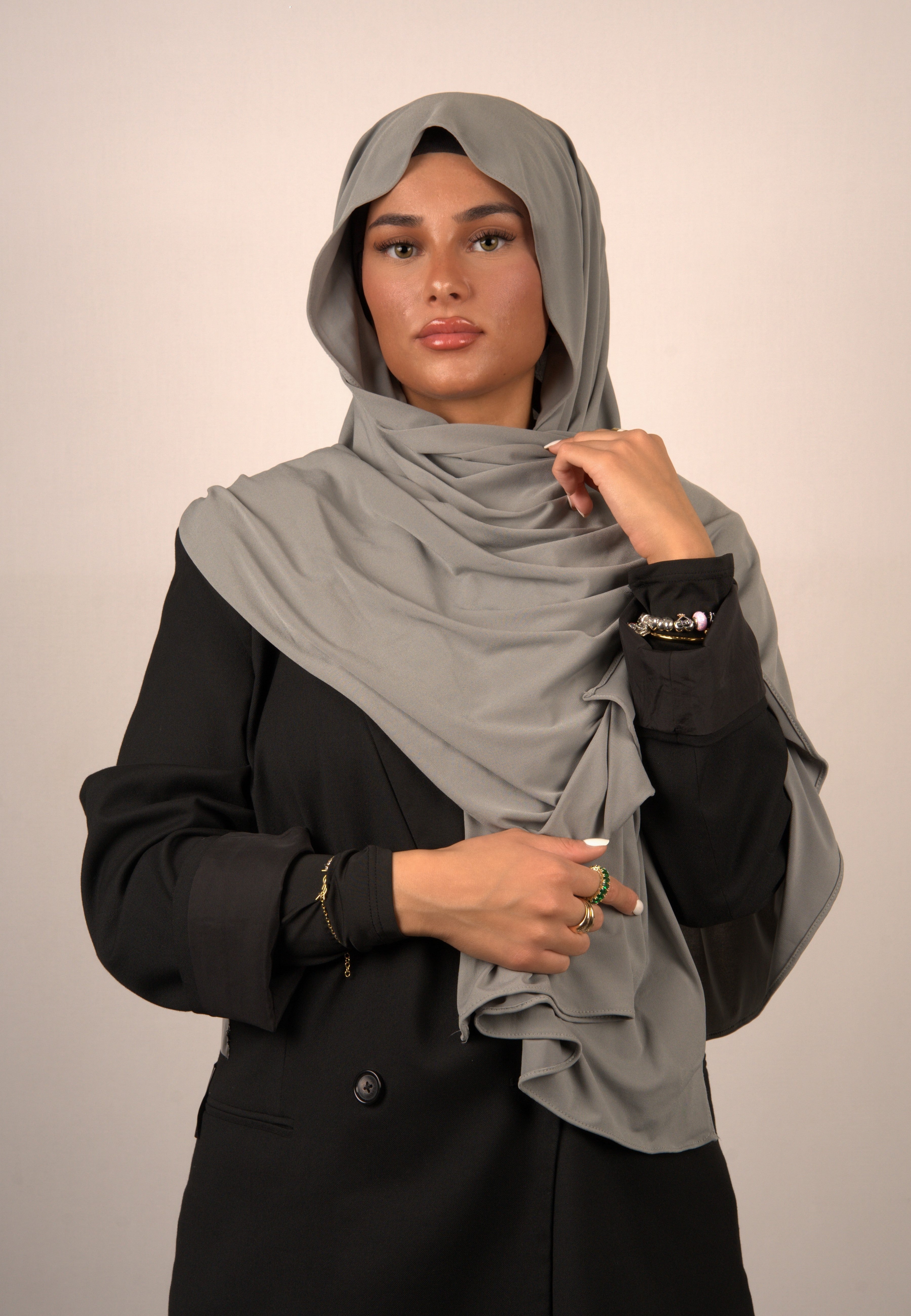 Modernes Kopftuch im eleganten Look
Hochwertiges Damen-Hijab in verschiedenen Farben
Bequemes islamisches Kopftuch mit stilvollem Schnitt
Luxuriöser Kopfschmuck für festliche Anlässe
Trendiges Hijab-Design für den Alltag
Edles Kopftuch aus hochwertigem Stoff
Komfortabler islamischer Schal mit modischem Touch
Klassisches und stilvolles Damen-Kopftuch
Modischer Tesettür-Hicap in eleganten Farben