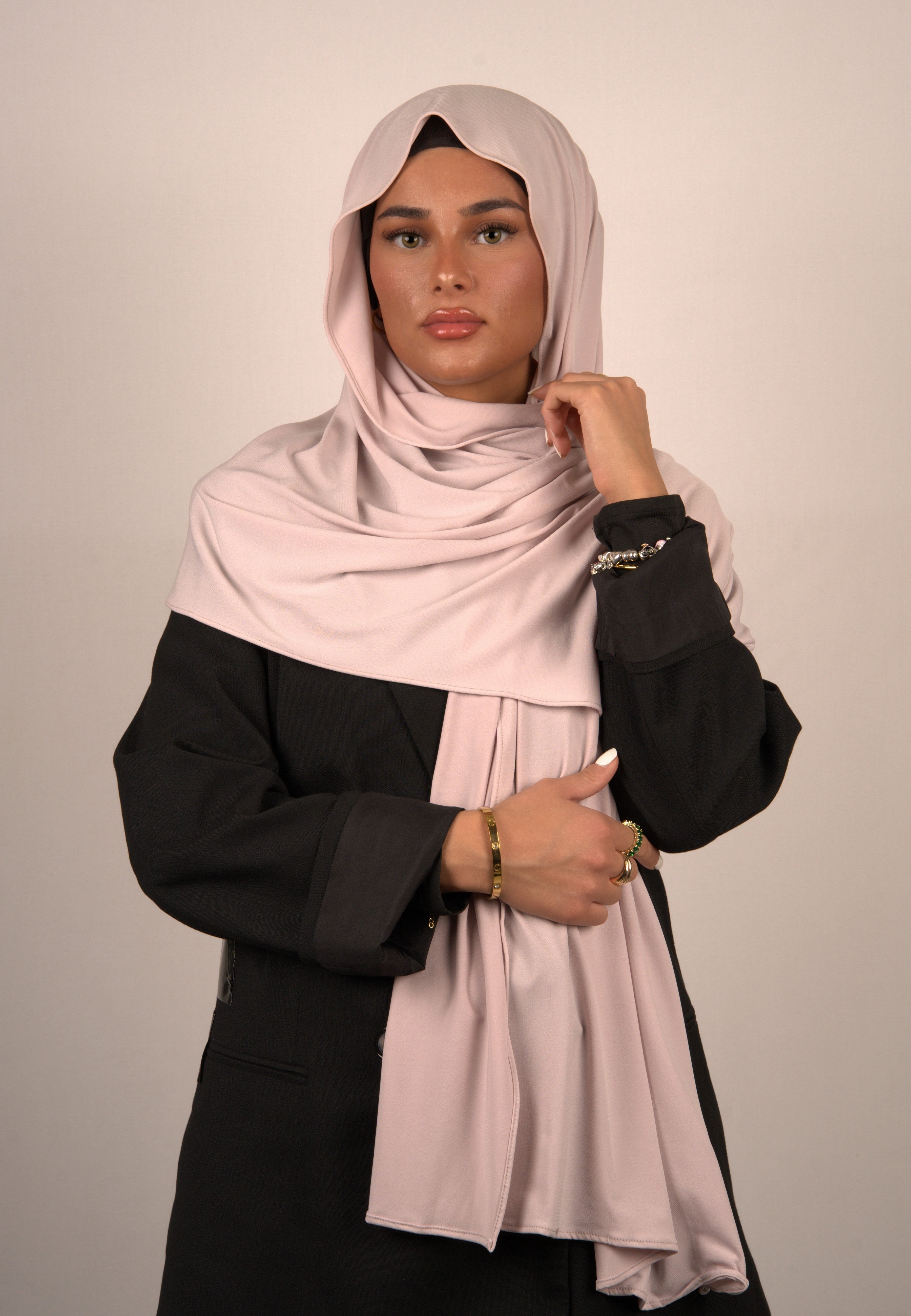 Hochwertiges, stilvolles Hijab-Design
Elegantes Kopftuch aus feinem Stoff
Luxuriöser Schal in klassischem Design
Premium Basörtü für moderne Damen
Hochwertiger islamischer Hicap mit Muster
Trendiges Tesettür-Kopftuch aus hochwertigem Material
Stilvoller islamischer Schal für besondere Anlässe
Weicher, angenehmer Hijab aus hochwertigem Stoff
Exklusives Basörtü in zeitlosem Design
Hochwertiges, langlebiges Kopftuch
Eleganter islamischer Schal mit Details
Premium-Qualität Hijab für stilbewusste Frauen