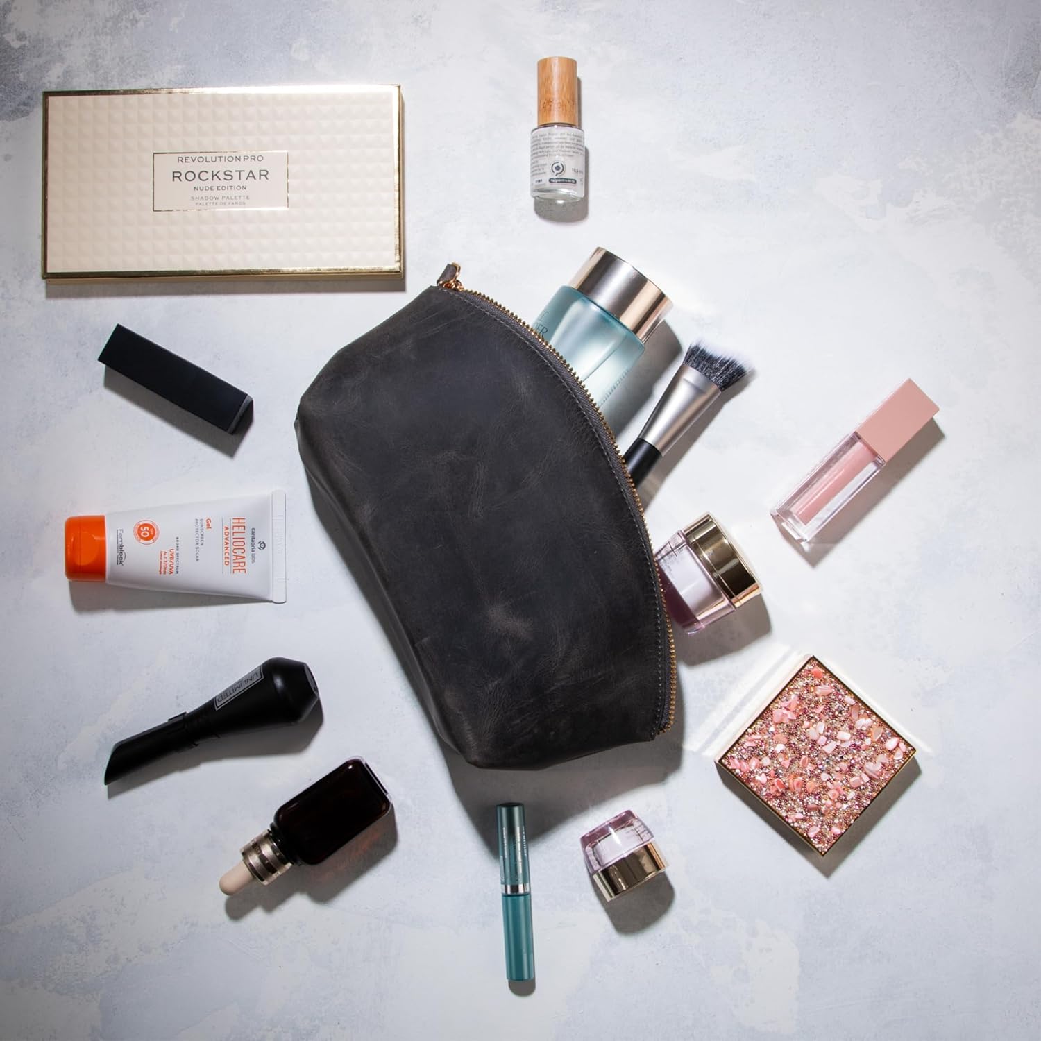 Damen Kosmetiktasche
Leder Kulturbeutel
Make-up Tasche
Echtes Leder
Beauty Tasche
Reise Kosmetiktasche
Damen Accessoire
Stilvoller Kulturbeutel
Langlebiges Design
Pflegeprodukte Tasche