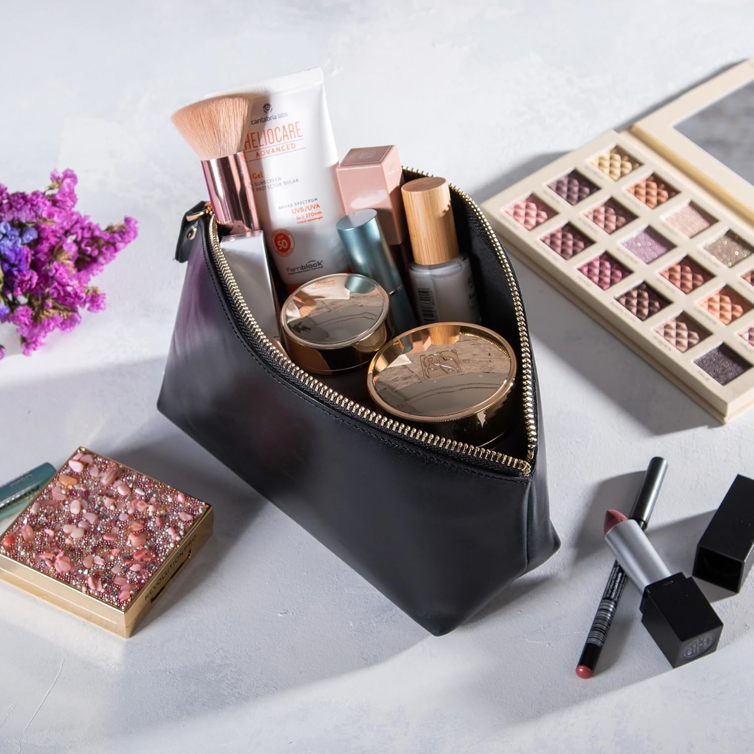 Leder-Kosmetiktasche
Damen Kulturbeutel
Echtes Leder
Make-up Tasche
Beauty Tasche
Reise Kosmetiktasche
Damen Accessoire
Stilvoller Kulturbeutel
Langlebiges Leder
Elegantes Kosmetik-Accessoire