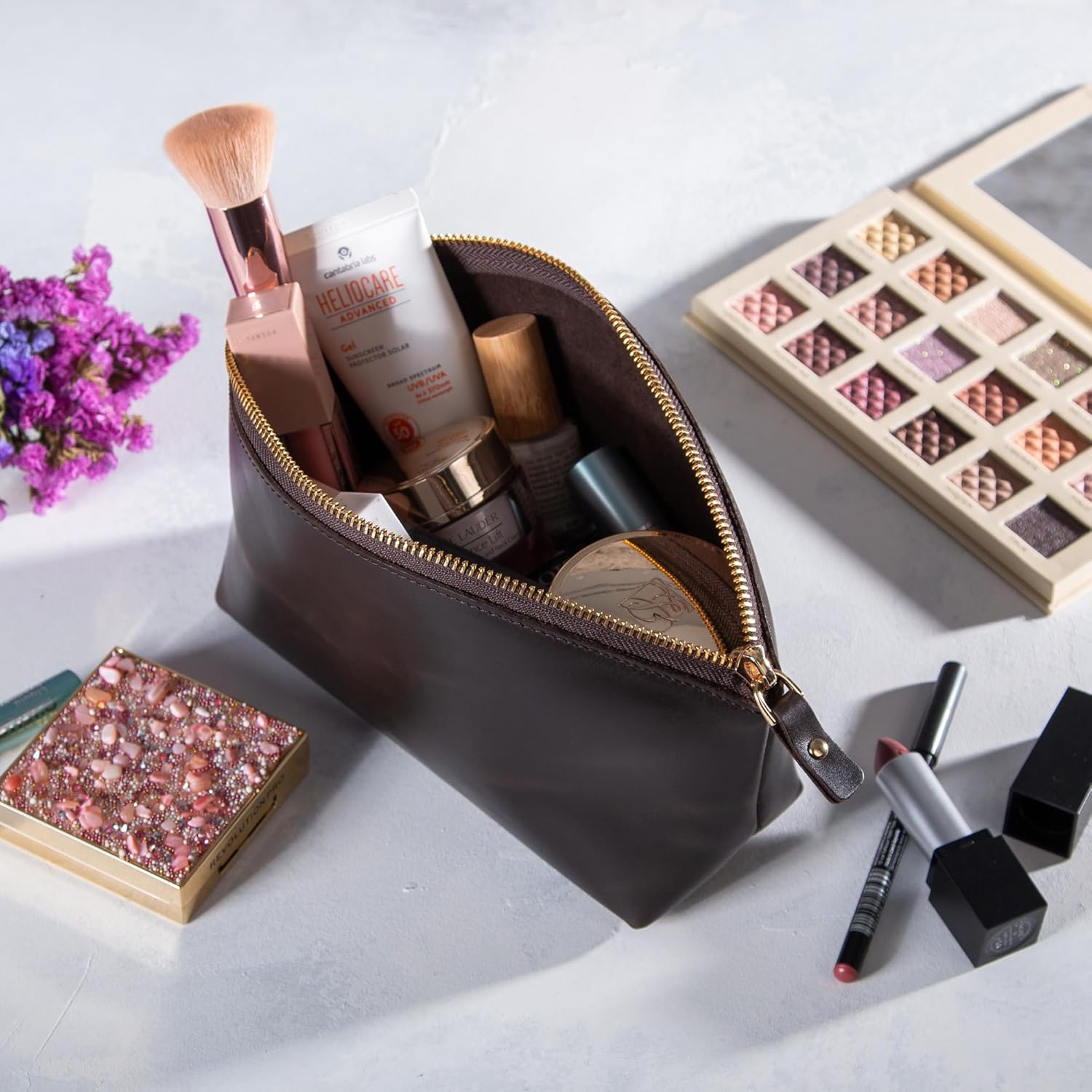 Ledertasche
Kosmetiktasche
Kulturbeutel
Damen
Echtleder
Beauty-Accessoire
Reiseaccessoire
Elegant
Handgefertigt
Stilvoll