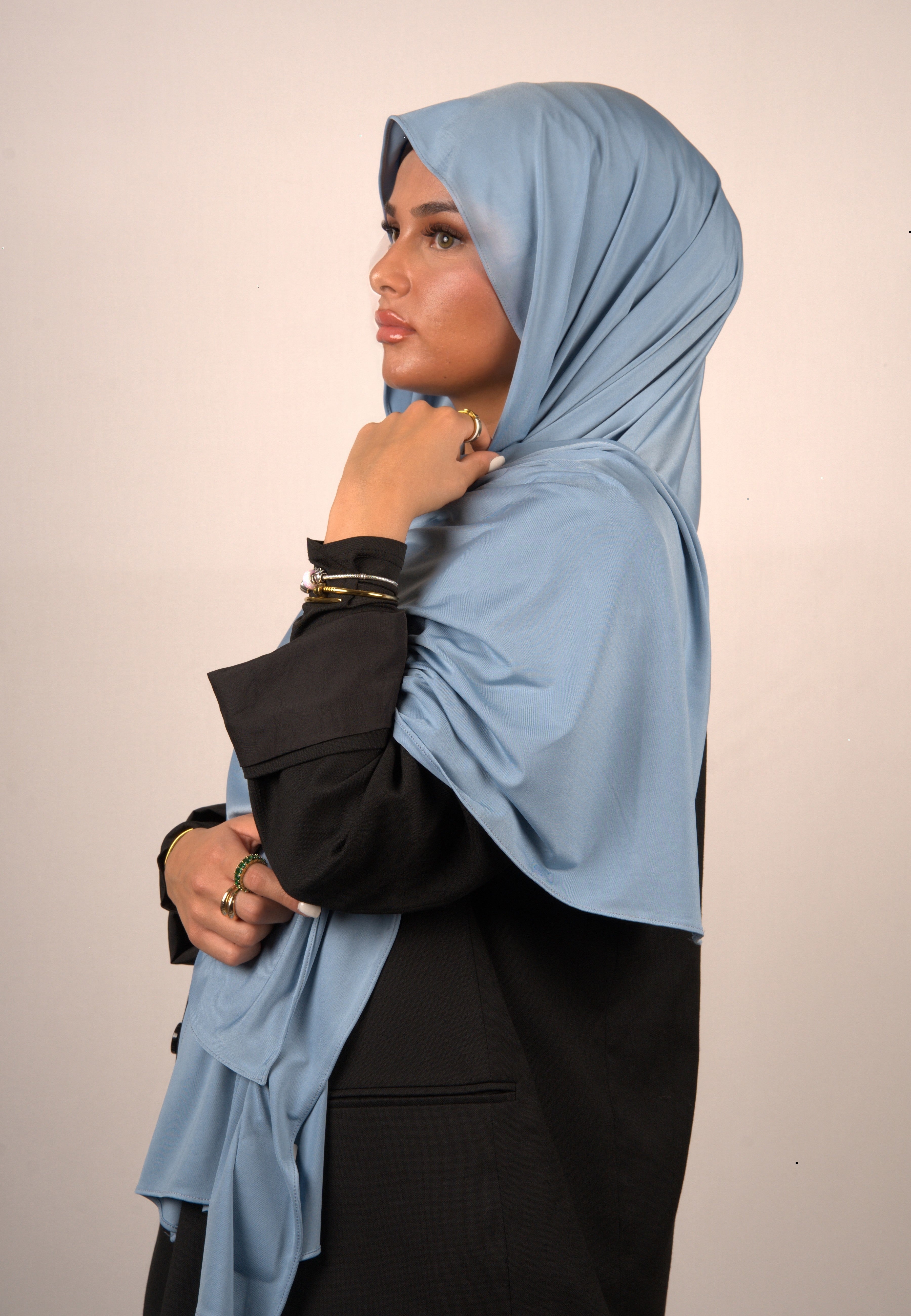 Hijab Sky Blue
Himmelblaues Kopftuch
Lequid Jersey Hijab
Muslimisches Kopftuch in Blauton
Basörtü hellblau
Modest Wear Sky Hijab
Premium Hijab aus Jersey
Islamische Kleidung in Blau
Leichtes Kopftuch Sky
Jersey Hijab Damen Blau