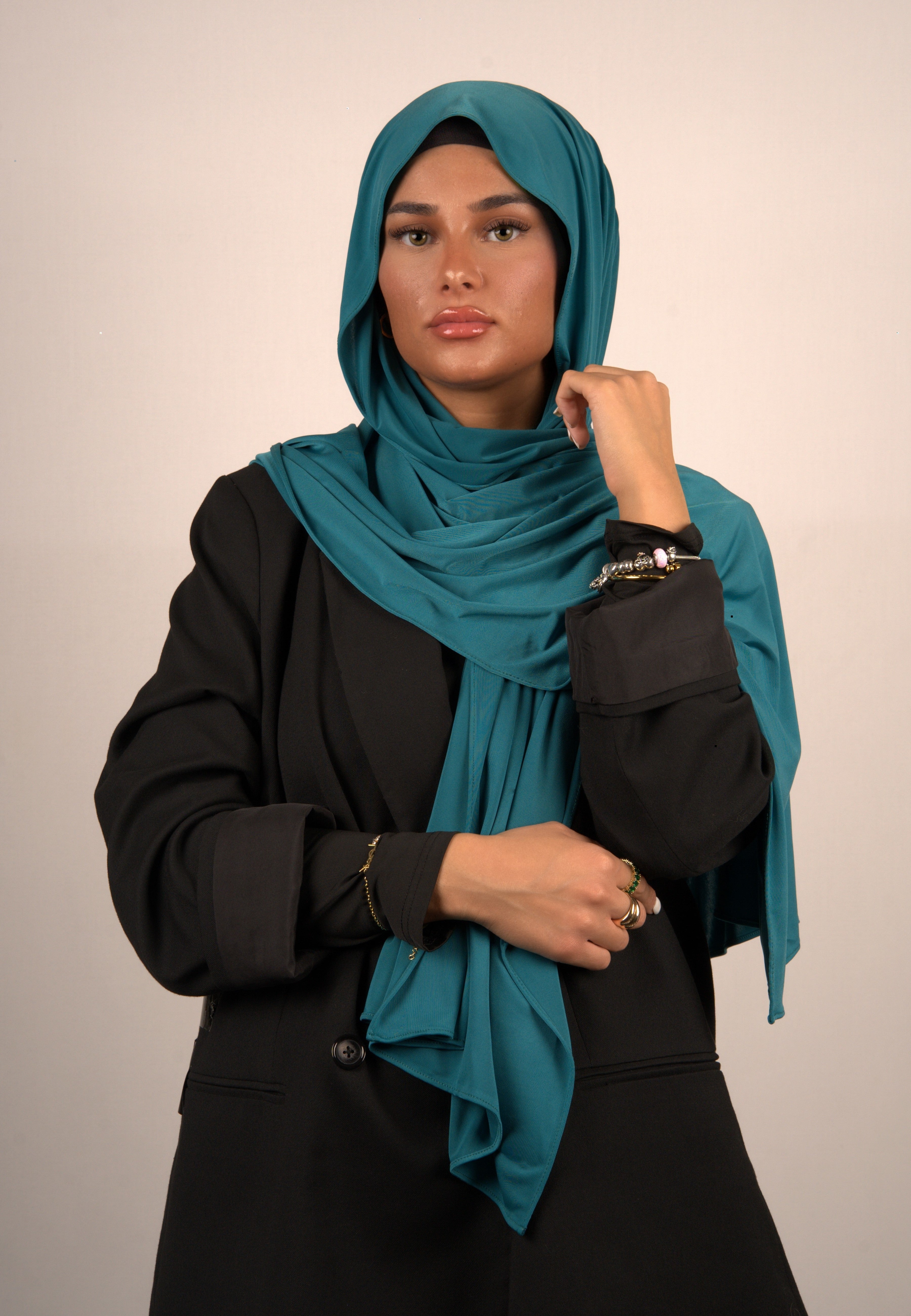 Lequid Premium Jersey Hijab
Dark Cyan Kopftuch
Basörtü Schal
Muslimisches Kopftuch
Jersey Hijab Damen
Moderne islamische Bekleidung
Elegantes Kopftuch
Hijab in Dunkelblau / Dunkel-Cyan
Modest Fashion Schal
Atmungsaktives Jersey Kopftuch