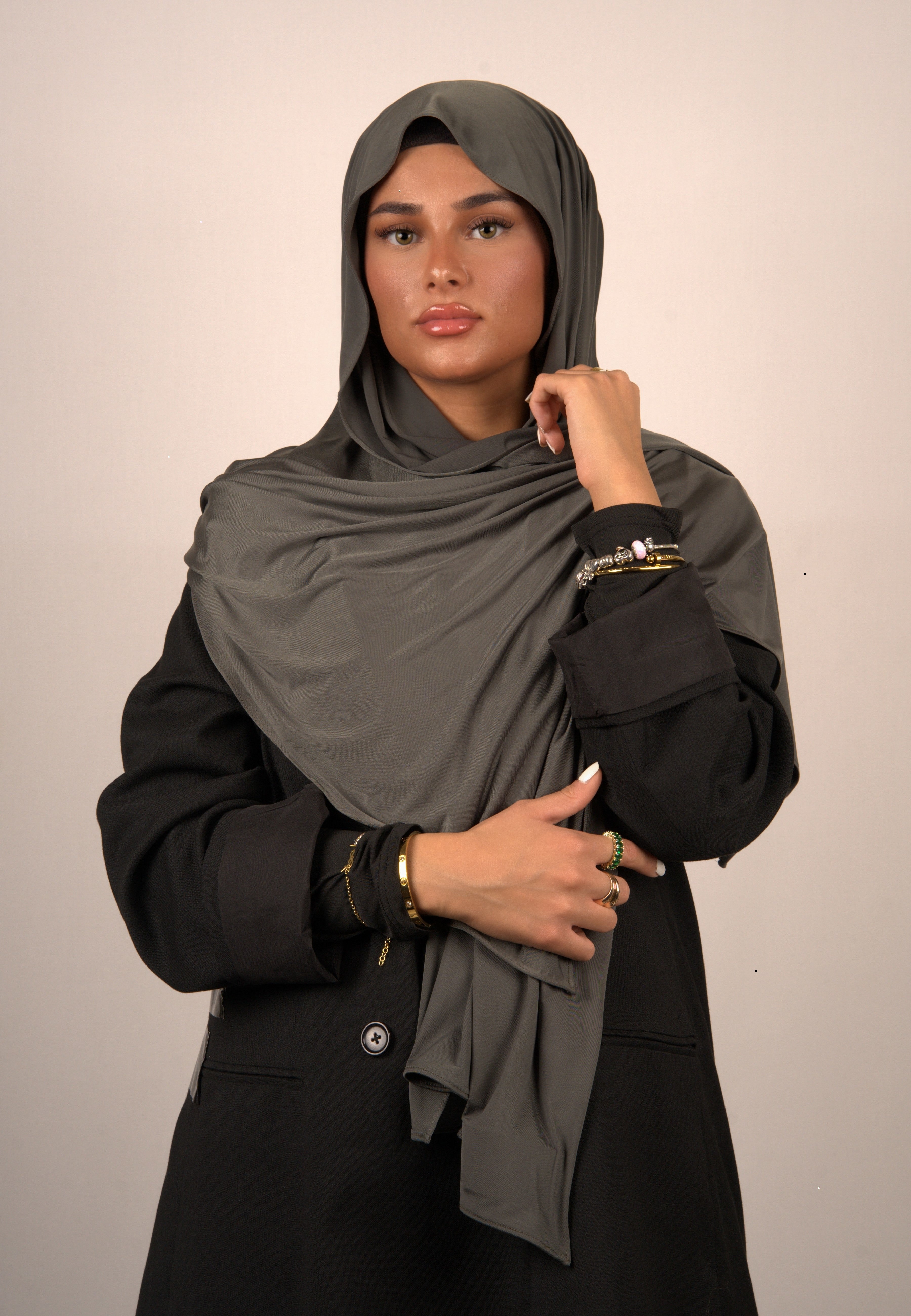 Fog Hijab
Jersey Kopftuch grau
Muslimisches Kopftuch Fog
Basörtü in nebligem Grau
Lequid Premium Hijab
Modest Fashion Hijab Grau
Kopftuch für muslimische Frauen
Weiches Jersey Hijab
Islamische Damenmode Hijab
Kühles graues Kopftuch