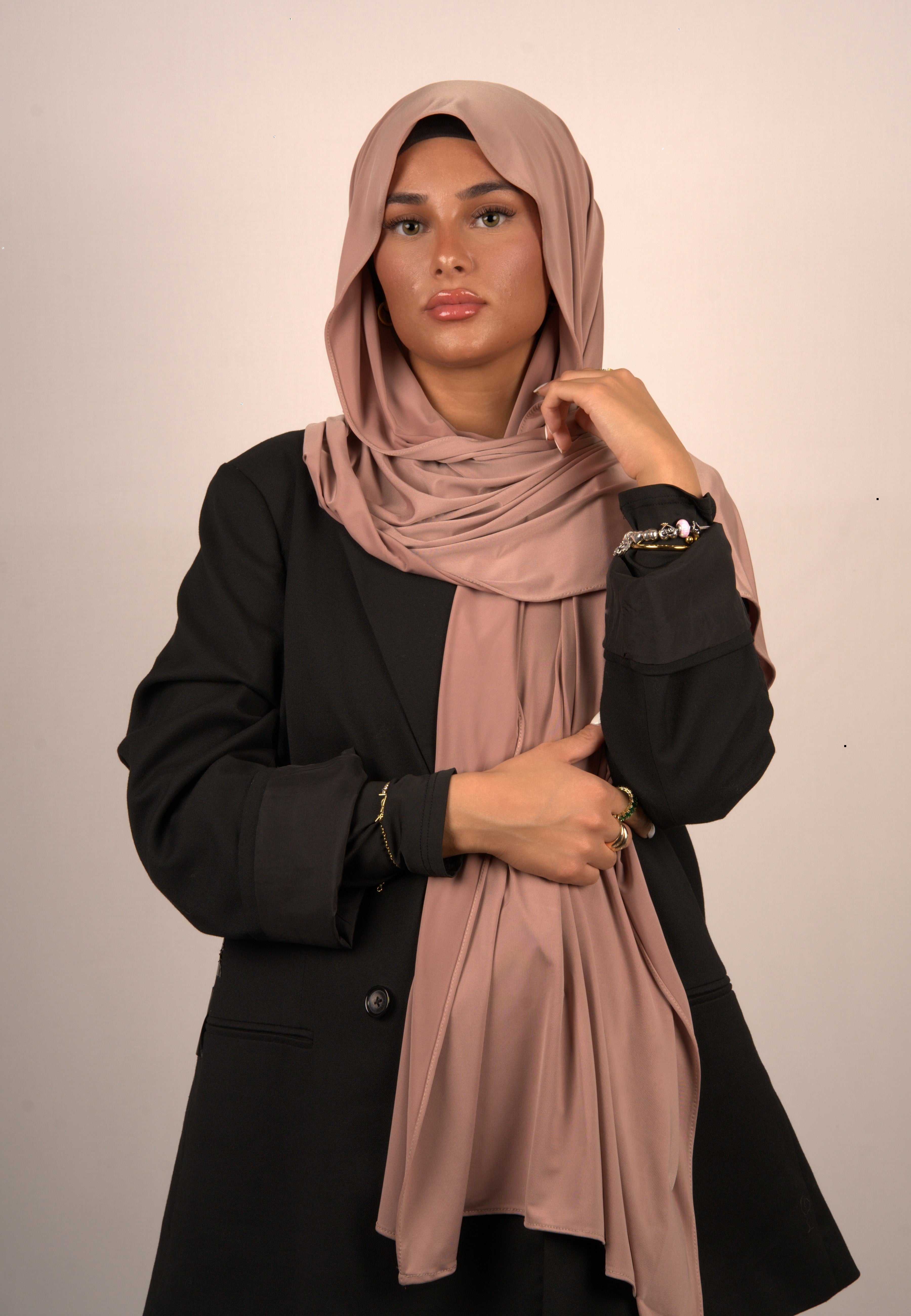 Navajo Rose Hijab
Jersey Kopftuch Rosé
Muslimisches Tuch in warmem Rosaton
Basörtü Navajo Farbe
Lequid Premium Hijab
Modest Fashion Navajo Rose
Rosé Hijab mit Erdtouch
Islamische Kleidung roséfarben
Hijab in Nude-Rosé
Weiches Kopftuch für Damen
