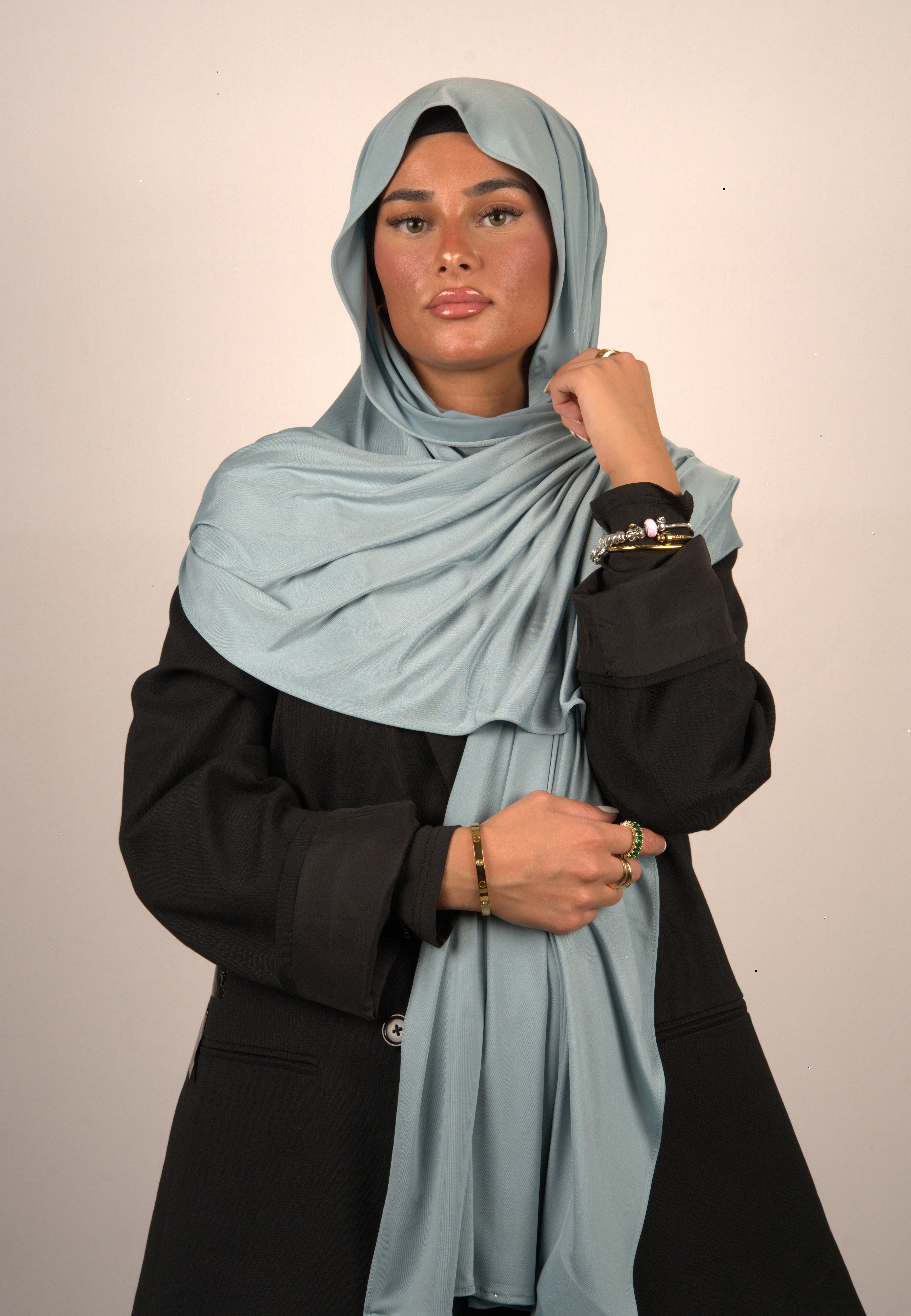 Pale Turquoise Hijab
Jersey Kopftuch blass türkis
Muslimisches Kopftuch Pale Turquoise
Basörtü in zartem Türkis
Lequid Premium Hijab
Modest Fashion Hijab Türkis
Kopftuch für muslimische Frauen
Weiches Jersey Hijab
Islamische Damenmode Hijab
Blasses türkises Kopftuch
