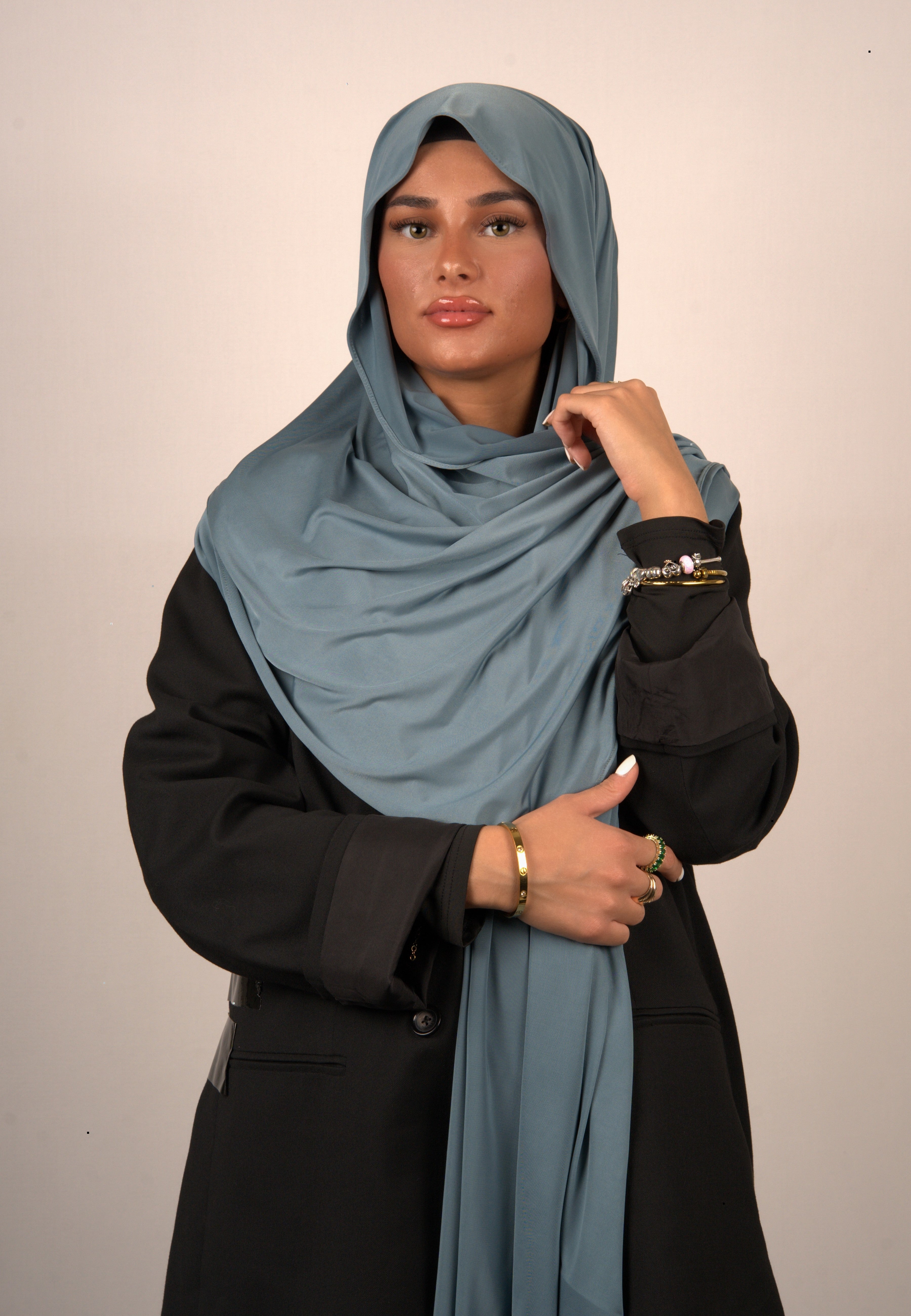 Steel Blue Hijab
Jersey Kopftuch blau-grau
Muslimisches Kopftuch Steel Blue
Basörtü in Stahlblau
Lequid Premium Hijab
Modest Fashion Hijab Blau
Kopftuch für muslimische Frauen
Weiches Jersey Hijab
Islamische Damenmode Hijab
Kühles blau-graues Kopftuch