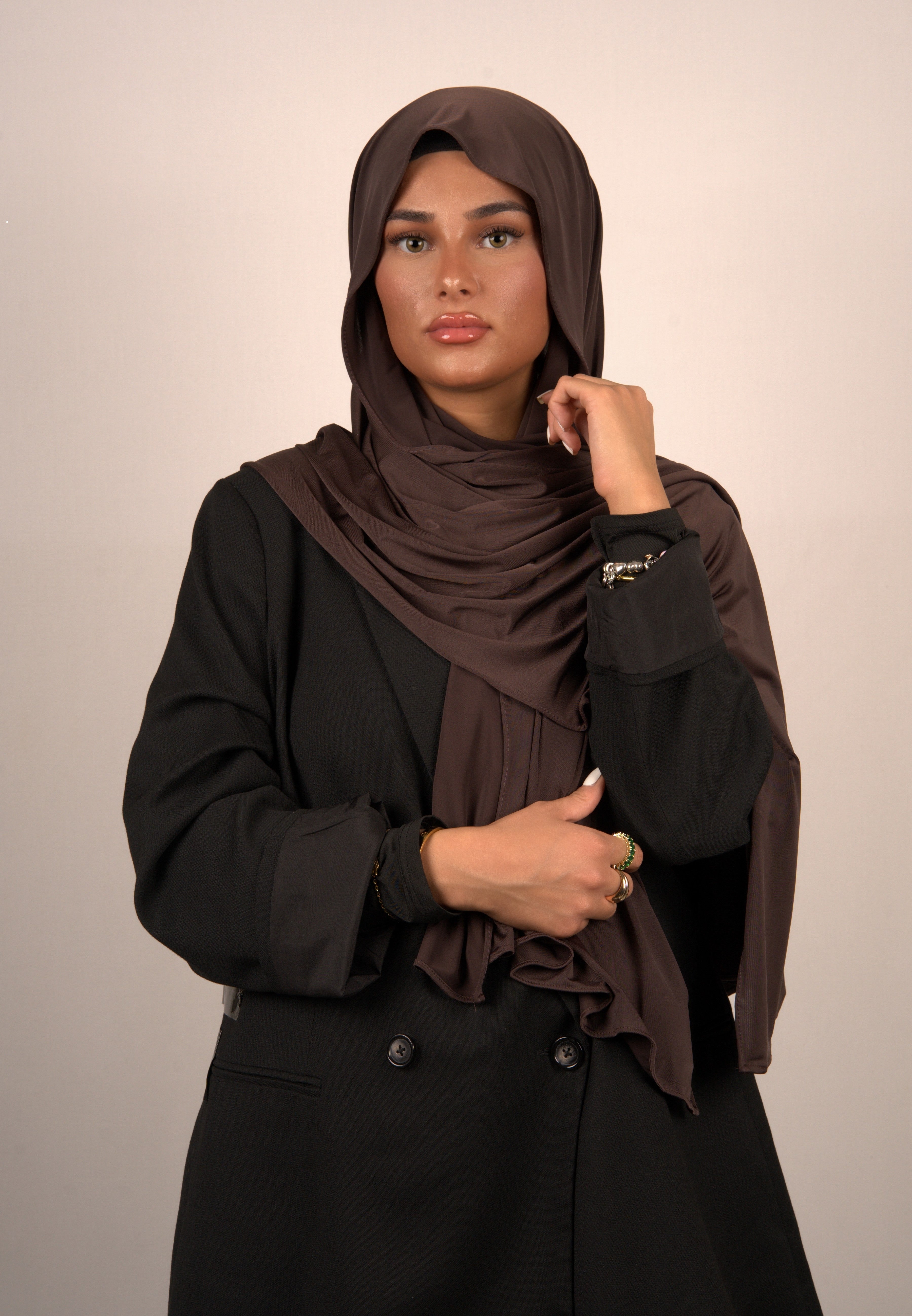 Umber Hijab
Jersey Kopftuch dunkelbraun
Muslimisches Kopftuch Umber
Basörtü in erdigem Braun
Lequid Premium Hijab
Modest Fashion Hijab Braun
Kopftuch für muslimische Frauen
Weiches Jersey Hijab
Islamische Damenmode Hijab
Dunkelbraunes Kopftuch