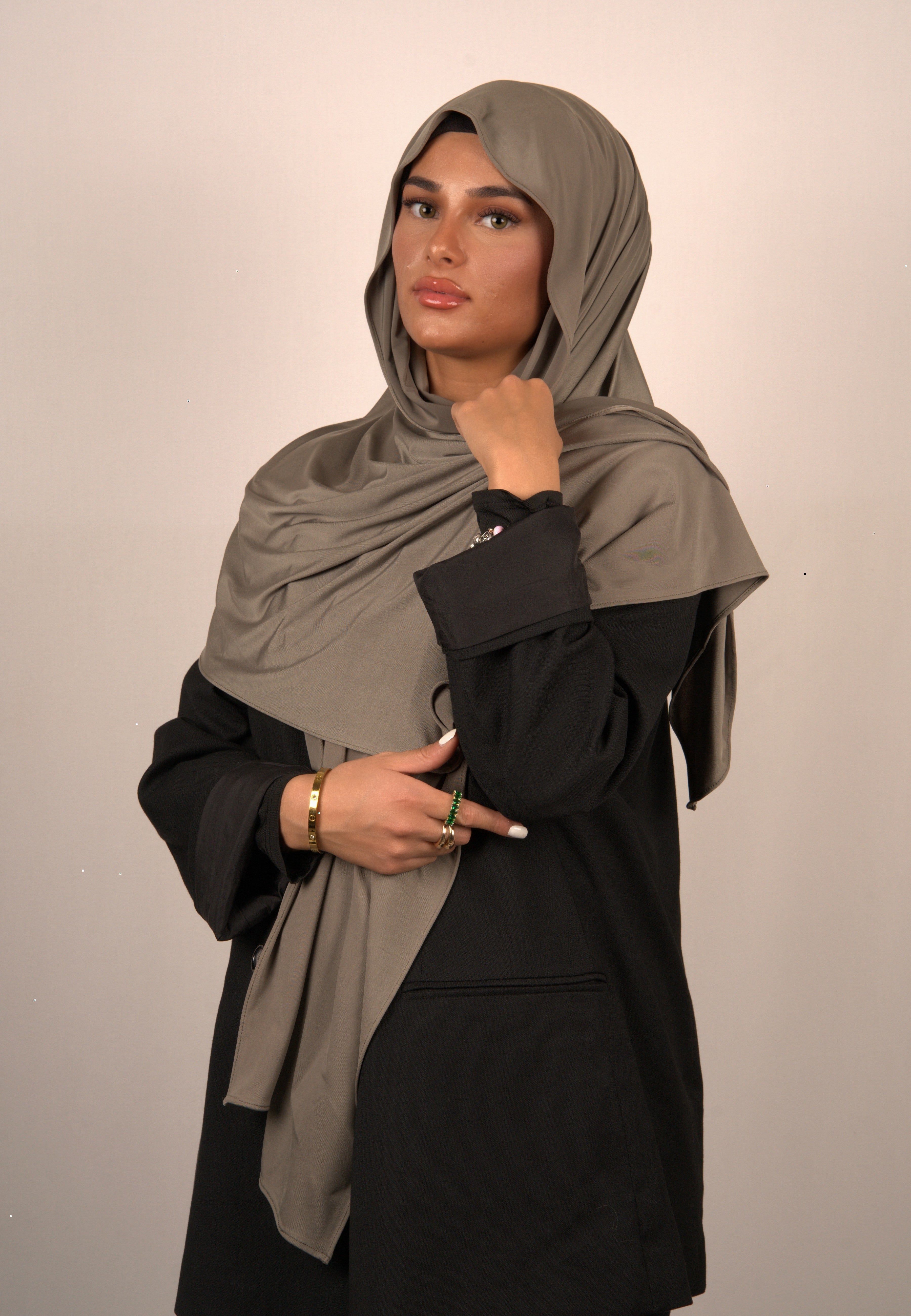 Desert Jersey Hijab
Lequid Kopftuch sandfarben
Muslimisches Kopftuch Desert
Basörtü in warmem Beige
Modest Wear Hijab Desert
Premium Kopftuch für Damen
Jersey Hijab für Alltag
Islamische Mode Beige
Weiches Kopftuch für Muslima
Lequid Hijab warmes Beige