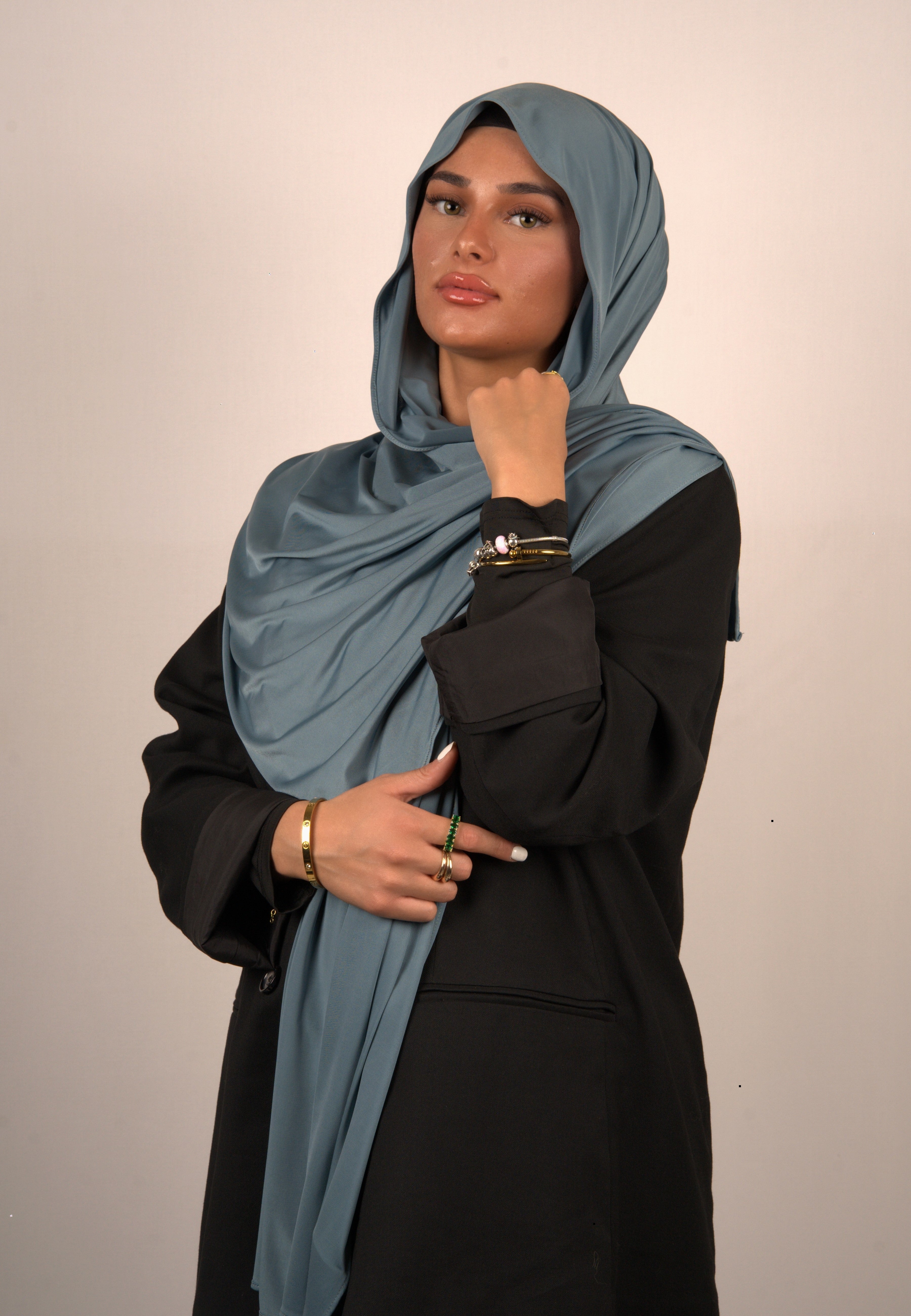 Steel Blue Jersey Hijab
Lequid Kopftuch blau-grau
Muslimisches Tuch Steel Blue
Basörtü in kühlem Stahlblau
Modest Wear Hijab Blau
Premium Kopftuch Steel Blue
Alltags-Hijab blau-grau
Hijab für muslimische Frauen
Weiches Jersey Kopftuch blau
Lequid Hijab moderne Farbe