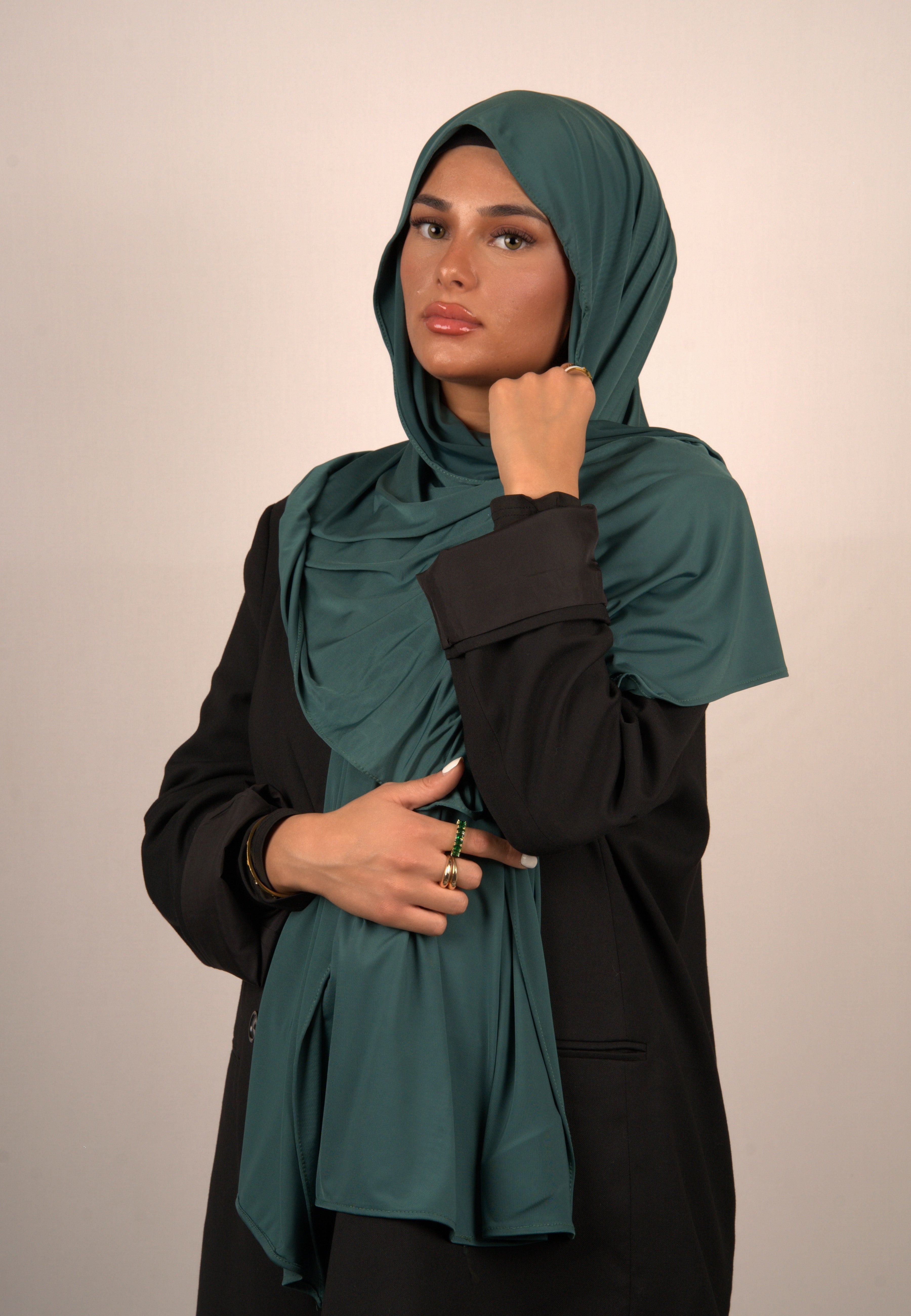 Teal Jersey Hijab
Lequid Kopftuch blau-grün
Muslimisches Kopftuch Teal
Basörtü in tiefem Blau-Grün
Modest Wear Hijab Teal
Premium Kopftuch für Damen
Jersey Hijab für Alltag
Islamische Mode Blau-Grün
Weiches Kopftuch für Muslima
Lequid Hijab tiefblau-grün