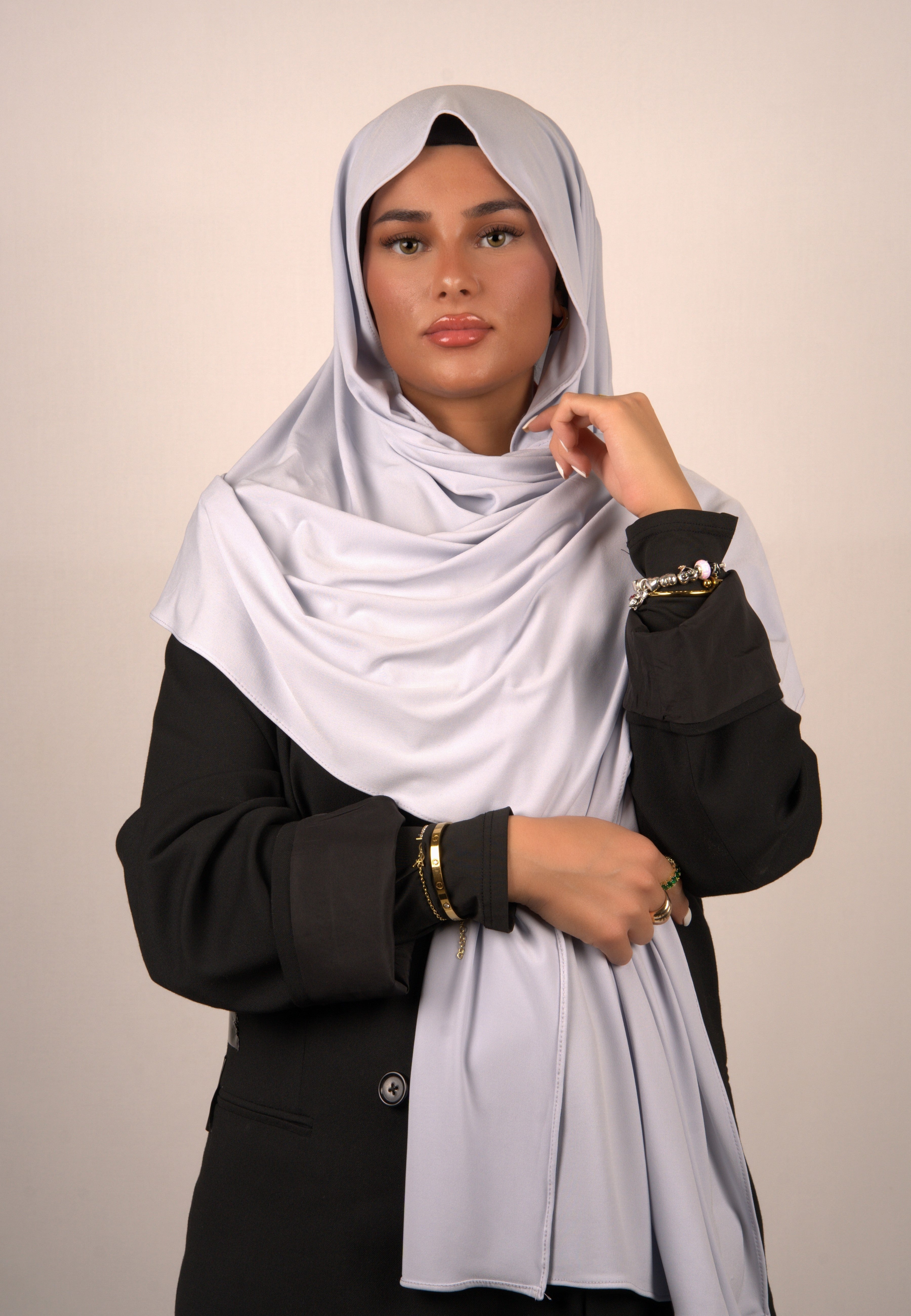Hochwertiges, leichtes Kopftuch in sommerlichen Farben
Elegantes islamisches Tuch mit seidigem Glanz
Modernes Hijab-Design mit geometrischen Mustern
Luxuriöses Basörtü aus hochwertigem Baumwollstoff
Stilvolles Kopftuch für festliche Anlässe
Hochwertiges, atmungsaktives Hijab in gedeckten Farben
Klassisches islamisches Tuch mit minimalistischer Optik
Exklusives Hijab-Accessoire in eleganten Farbkombinationen
Hochwertiges, vielseitiges Tuch für modisches Styling
Modischer Hijab in unterschiedlichen Längen und