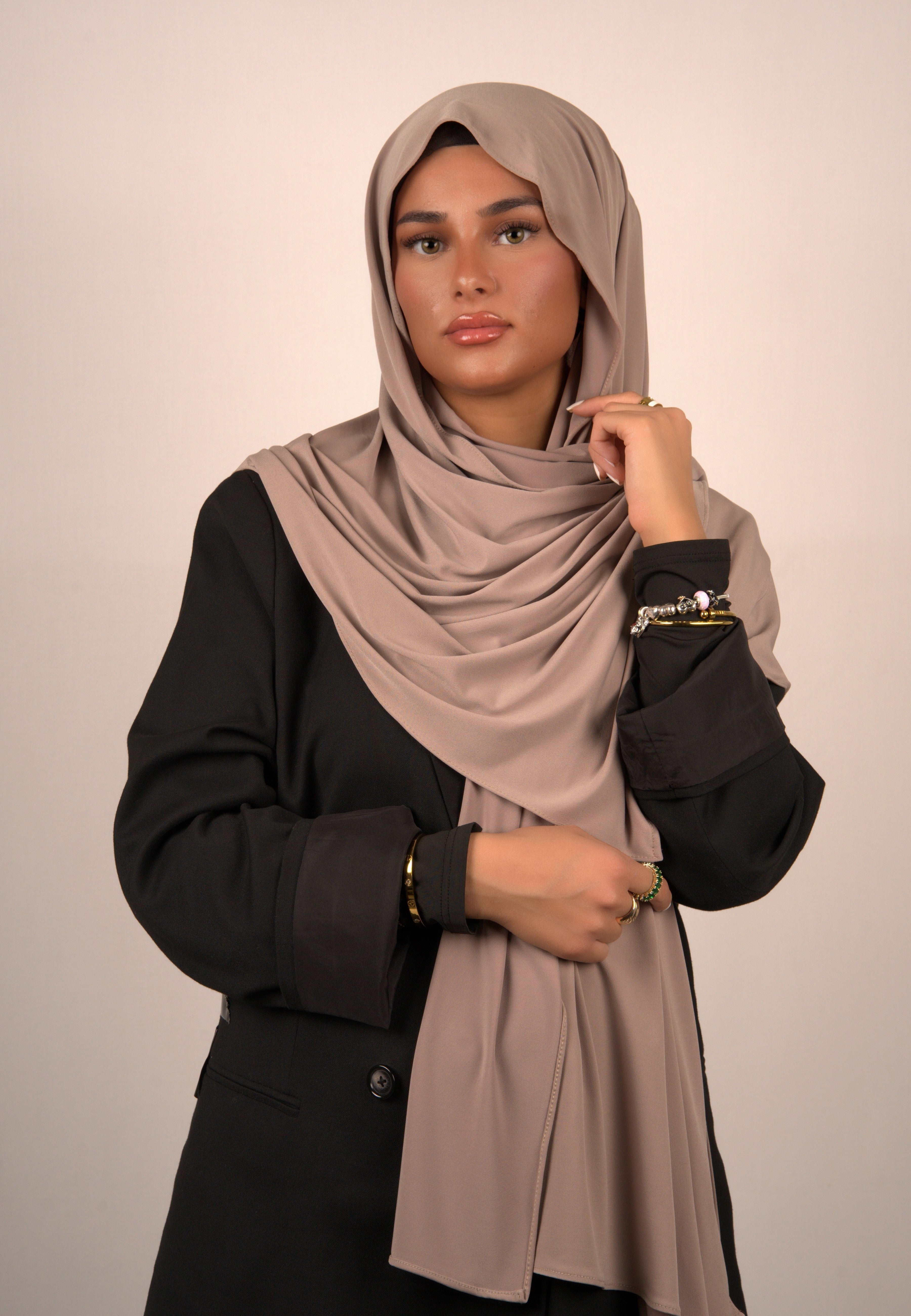 Elegantes Kopftuch mit zarten Blumenmustern
Trendiges Hijab in Metallic-Farben für besonderen Anlass
Leichtes, sommerliches Tuch mit frischen Pastellfarben
Luxuriöses Basörtü mit aufwändigen Stickereien und Perlen
Modernes Kopftuch in kräftigem Lila mit geometrischen Formen
Hochwertiges Hijab aus seidigem Stoff mit dezentem Glanz
Klassisches islamisches Tuch in sanften Erdtönen
Exklusives Hijab-Accessoire mit filigranen Stickereien
Hochwertiges, vielseitiges Kopftuch mit abstraktem Muster