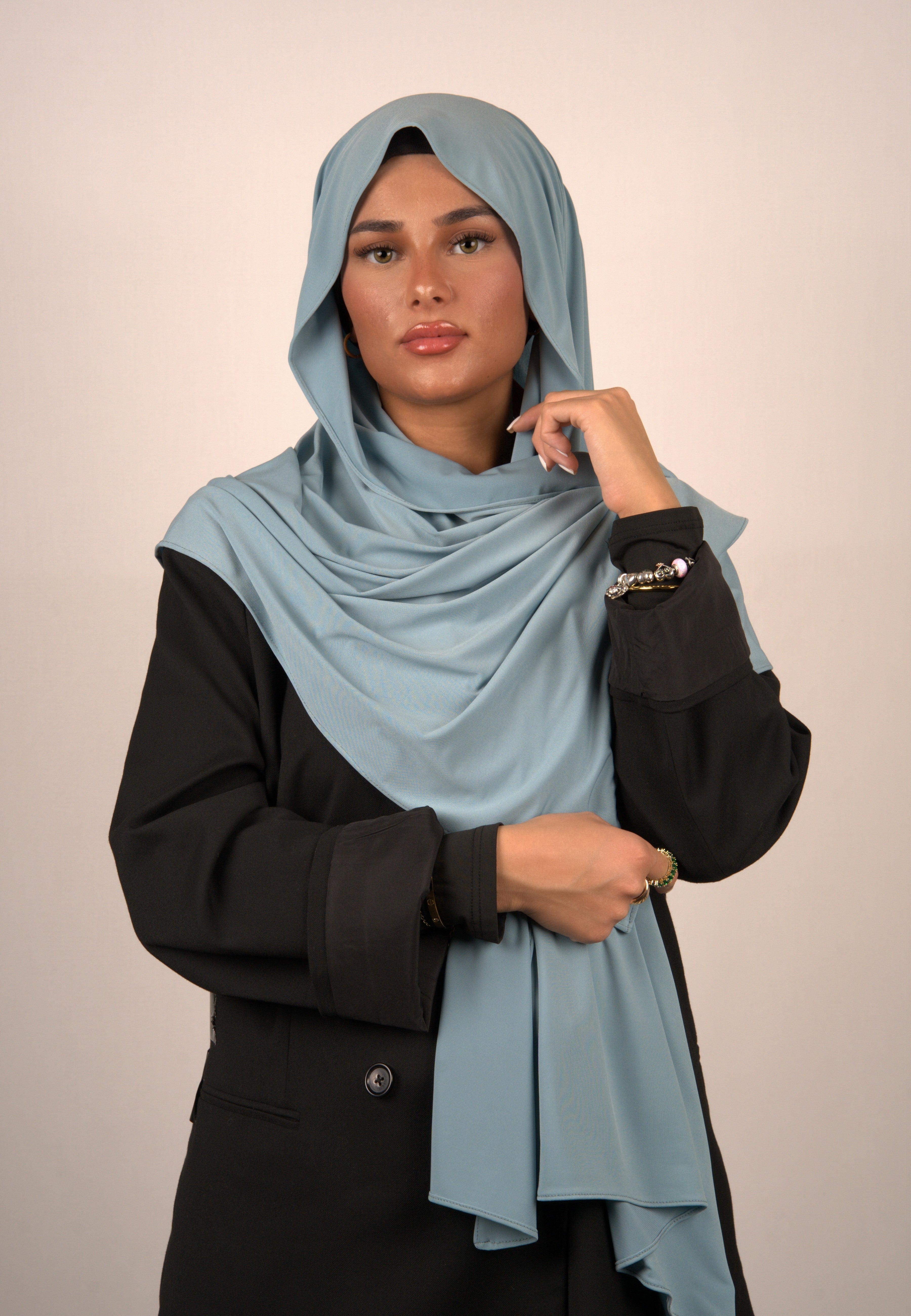 Hochwertiges, bequemes Kopftuch für den Alltag
Elegantes islamisches Tuch mit geometrischen Mustern
Modisches Hijab in kräftigen, bunten Farben
Luxuriöses Basörtü mit seidigem Glanz
Stilvolles Kopftuch mit floralen Stickereien
Hochwertiges, atmungsaktives Hijab in gedeckten Tönen
Klassisches islamisches Tuch mit eleganter Drapierung
Exklusives Hijab-Accessoire mit Perlendetails
Hochwertiges, langlebiges Tuch in neutralen und Pastellfarben
Modischer Kopftuchstil für junge, modebewusste Frauen