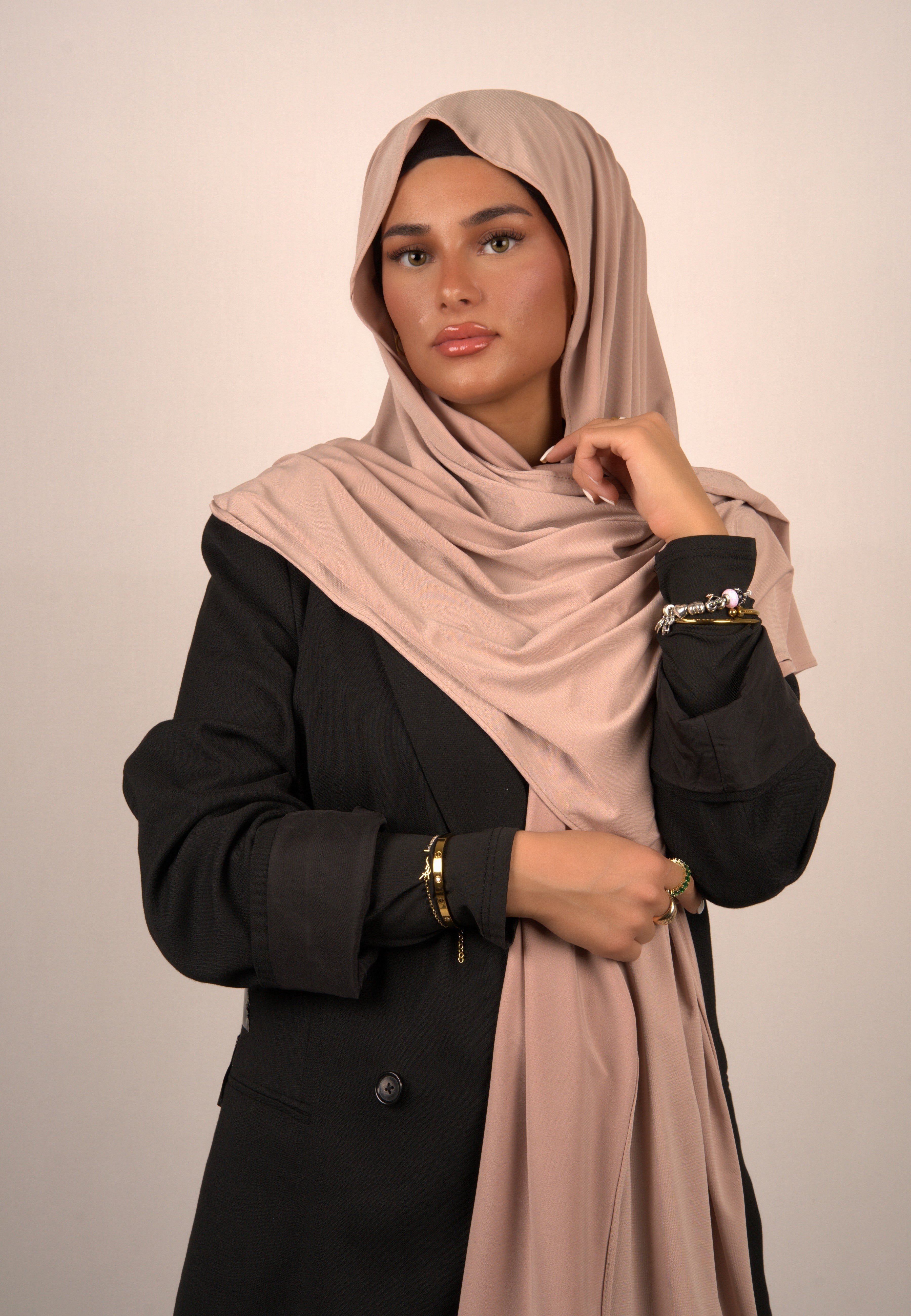 Elegantes Kopftuch mit subtilen Glitzerelementen
Trendiges Hijab mit geometrischen Mustern in Pastellfarben
Leichtes, luftiges Tuch aus hauchdünnem Stoff
Luxuriöses Basörtü mit eleganten Stickereien
Modernes Kopftuch in kräftigem Grün- und Blauton
Hochwertiges Hijab mit floralem Design und Perlenapplikationen
Klassisches islamisches Tuch in eleganten Erdtönen
Exklusives Hijab-Accessoire mit funkelnden Perlen und Steinchen
Hochwertiges, vielseitiges Kopftuch mit mattem Finish
