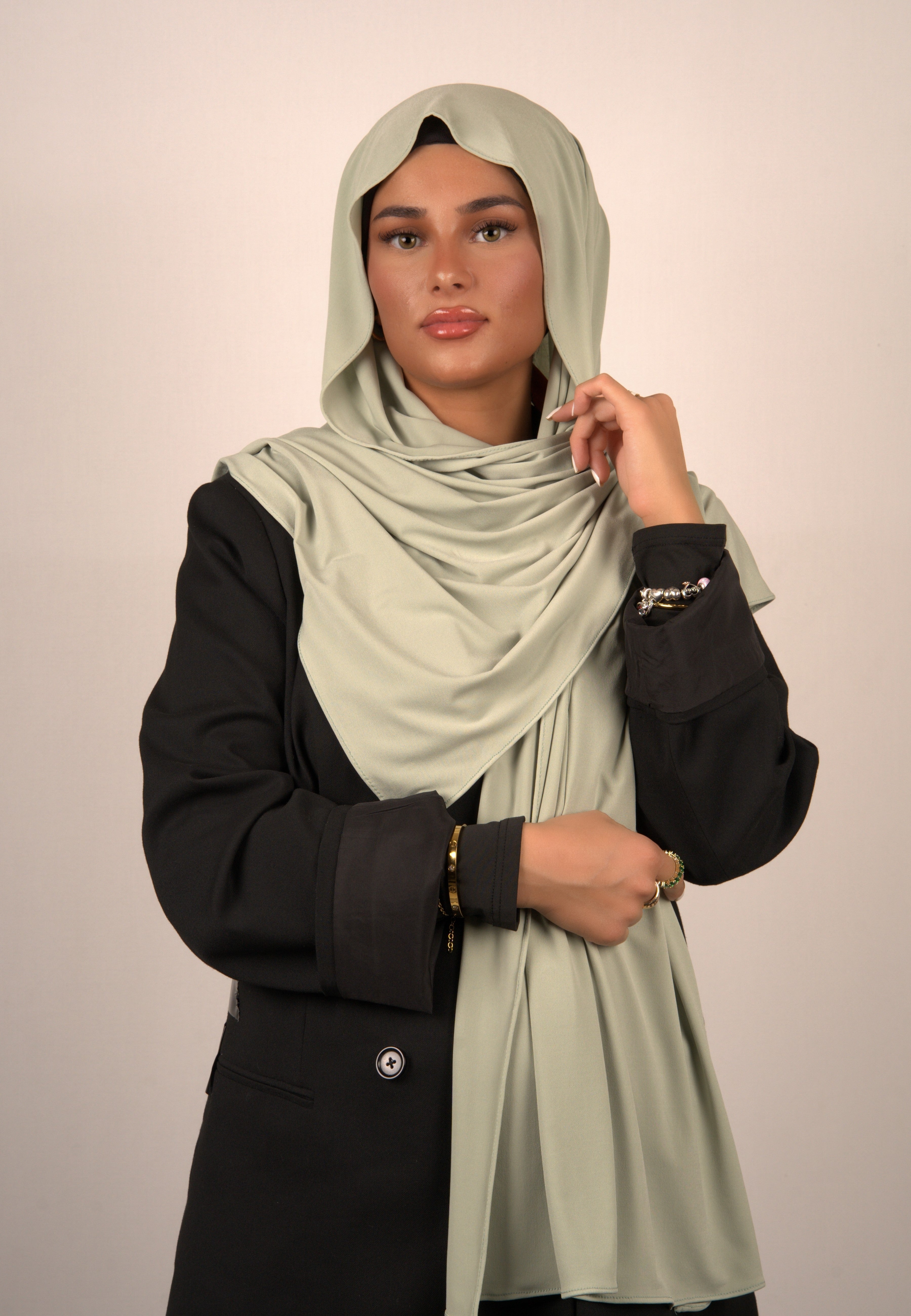 Schwarzes Kopftuch mit goldener Verzierung
Hellblaues Hijab mit Blumenmuster
Rotes Basörtü mit Stickereien
Weißes Tuch mit Perlenapplikation
Grün-gelbes Sommerhijab
Silberner Seidenschal
Braunes Kopftuch mit Paisleymuster
Pastellrosafarbenes Hijab
Blaues Tuch mit geometrischen Formen
Goldener Hijab mit Glanzeffekt
Cremefarbenes Basörtü mit Stickerei
Türkisfarbenes Kopftuch
Lässiges, kariertes Tuch
Elegantes schwarzes Hijab
Hellgraues Kopftuch mit Muster
Buntes, trendiges Basörtü
Rosa Hijab mit Spitzenapplik
