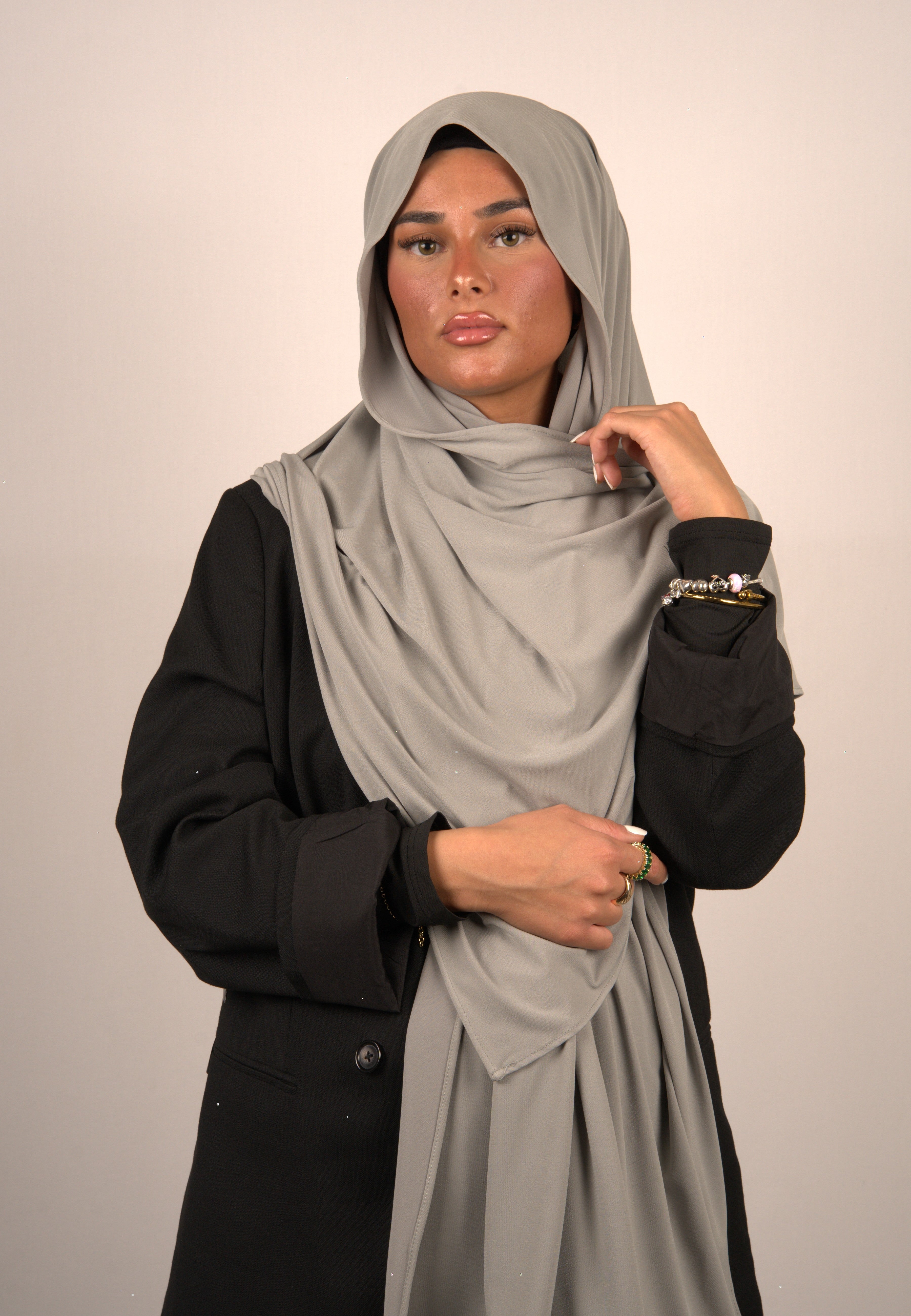 Hochwertiges, elegantes Kopftuch mit feinem Muster
Stilvoller islamischer Schal in modischen Farben
Luxuriöses Hijab-Design mit kunstvollen Details
Premium-Basörtü aus weichem, atmungsaktivem Stoff
Trendiges Tesettür-Kopftuch für den Alltag
Hochwertiges Hijab mit komfortabler Passform
Klassisches islamisches Kopftuch in eleganten Tönen
Exklusives Hijab-Accessoire für festliche Anlässe
Hochwertiges, langlebiges Tuch für stilvolles Auftreten
Modisches Hijab in trendigen, vielseitigen Farben