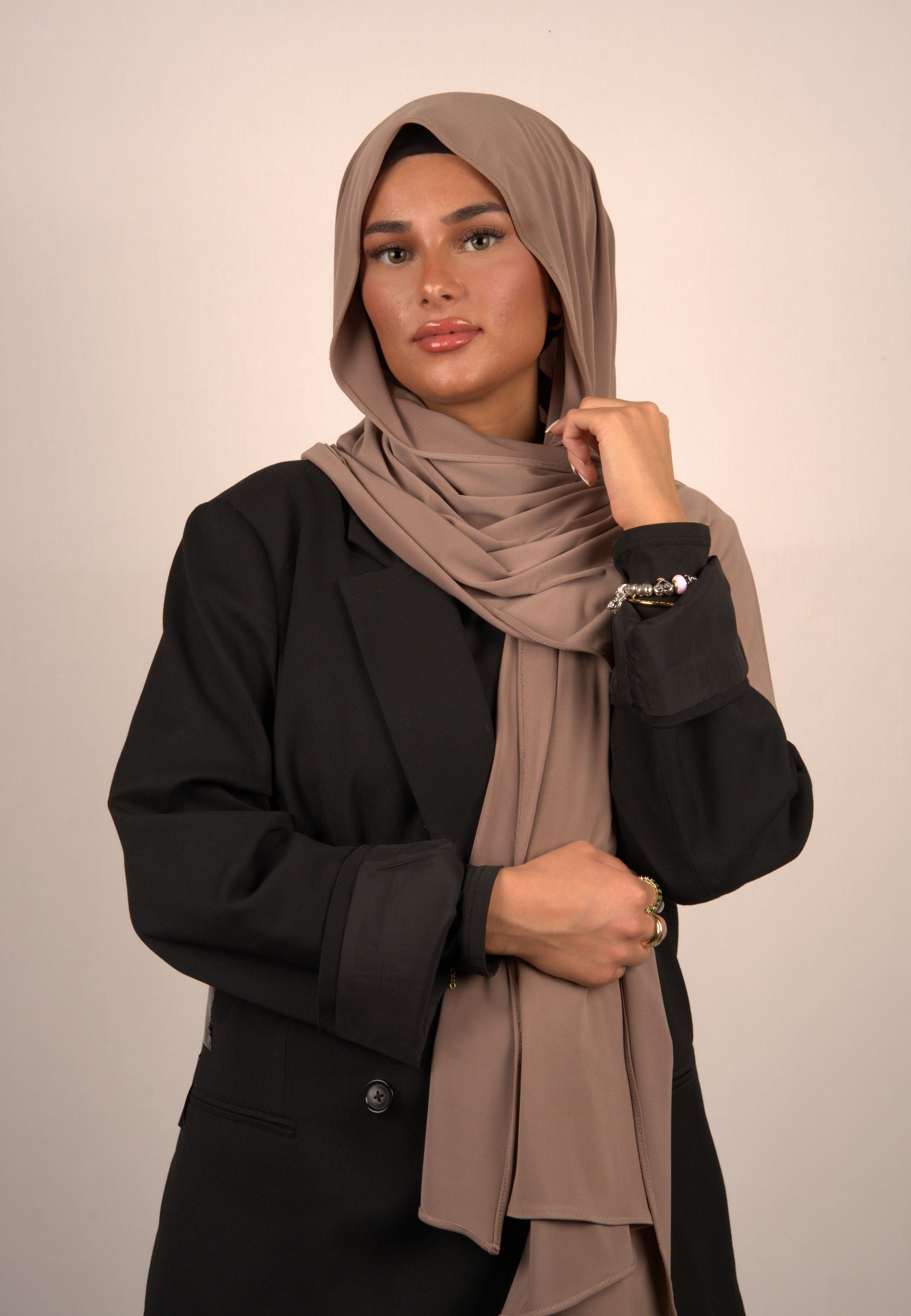 Hochwertiges, weiches Kopftuch für Komfort
Elegantes islamisches Tuch mit floralen Mustern
Trendiges Hijab in lebendigen Farben
Luxuriöses Basörtü mit feinem Stoff
Stilvolles Kopftuch für den Alltag und besondere Anlässe
Hochwertiges, atmungsaktives Hijab in Pastellfarben
Klassisches islamisches Tuch mit zeitlosem Design
Exklusives Hijab-Accessoire mit eleganten Details
Hochwertiges, langlebiges Tuch in neutralen Farbtönen
Modischer Kopftuchstil für stilbewusste Frauen