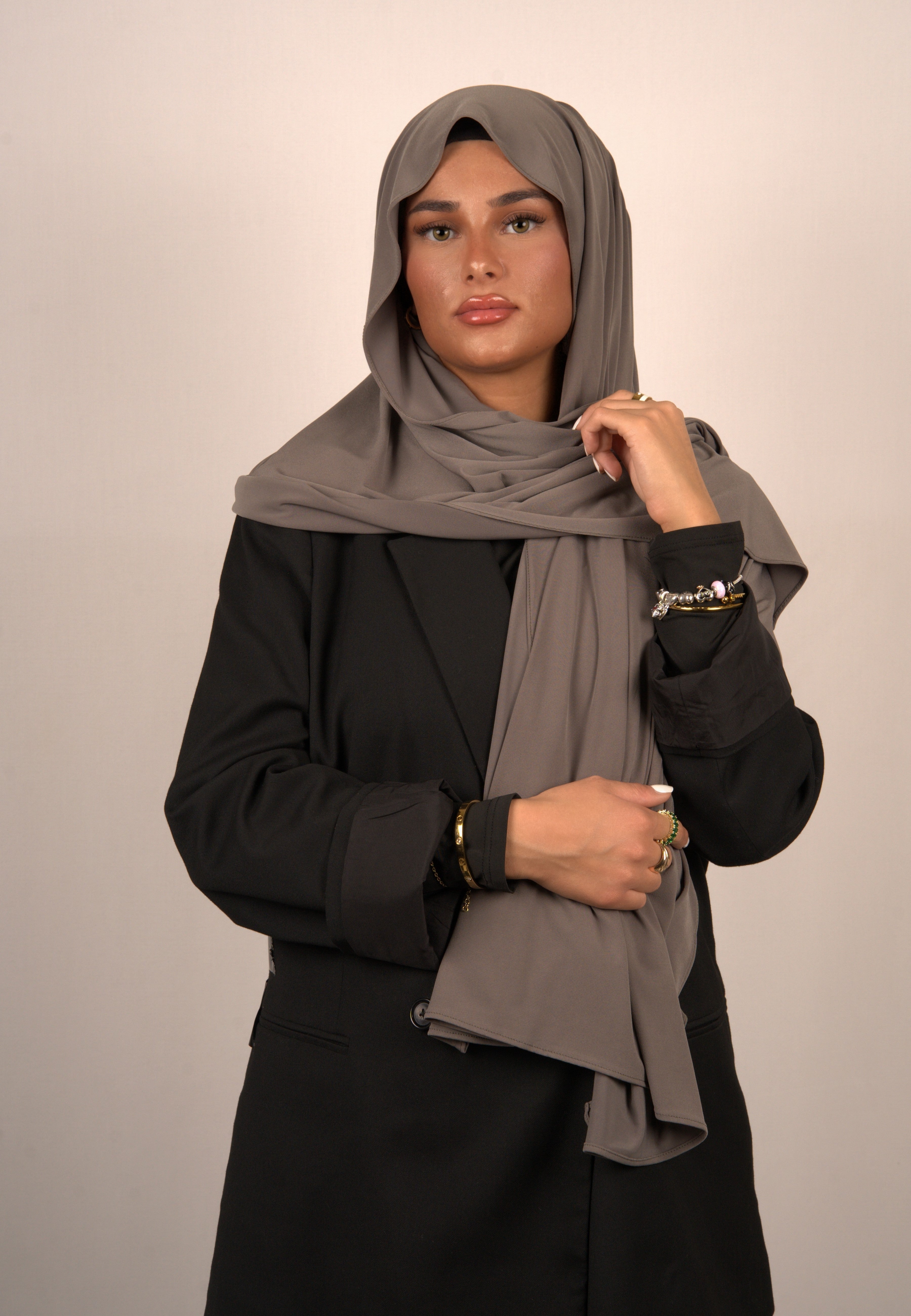 Hochwertiges, weiches Kopftuch in pastelligen Farbtönen
Elegantes islamisches Tuch mit dezenten Mustern
Modisches Hijab-Design mit asymmetrischer Drapierung
Luxuriöses Basörtü aus atmungsaktivem Stoff
Stilvolles Kopftuch mit kunstvollen Stickereien
Hochwertiges, leichtes Hijab für den Alltag
Klassisches islamisches Tuch in eleganten Farben
Exklusives Hijab-Accessoire mit Perlen-Details
Hochwertiges, vielseitiges Tuch in neutralen Farbtönen
Trendiges Kopftuch in modernen Schnitten