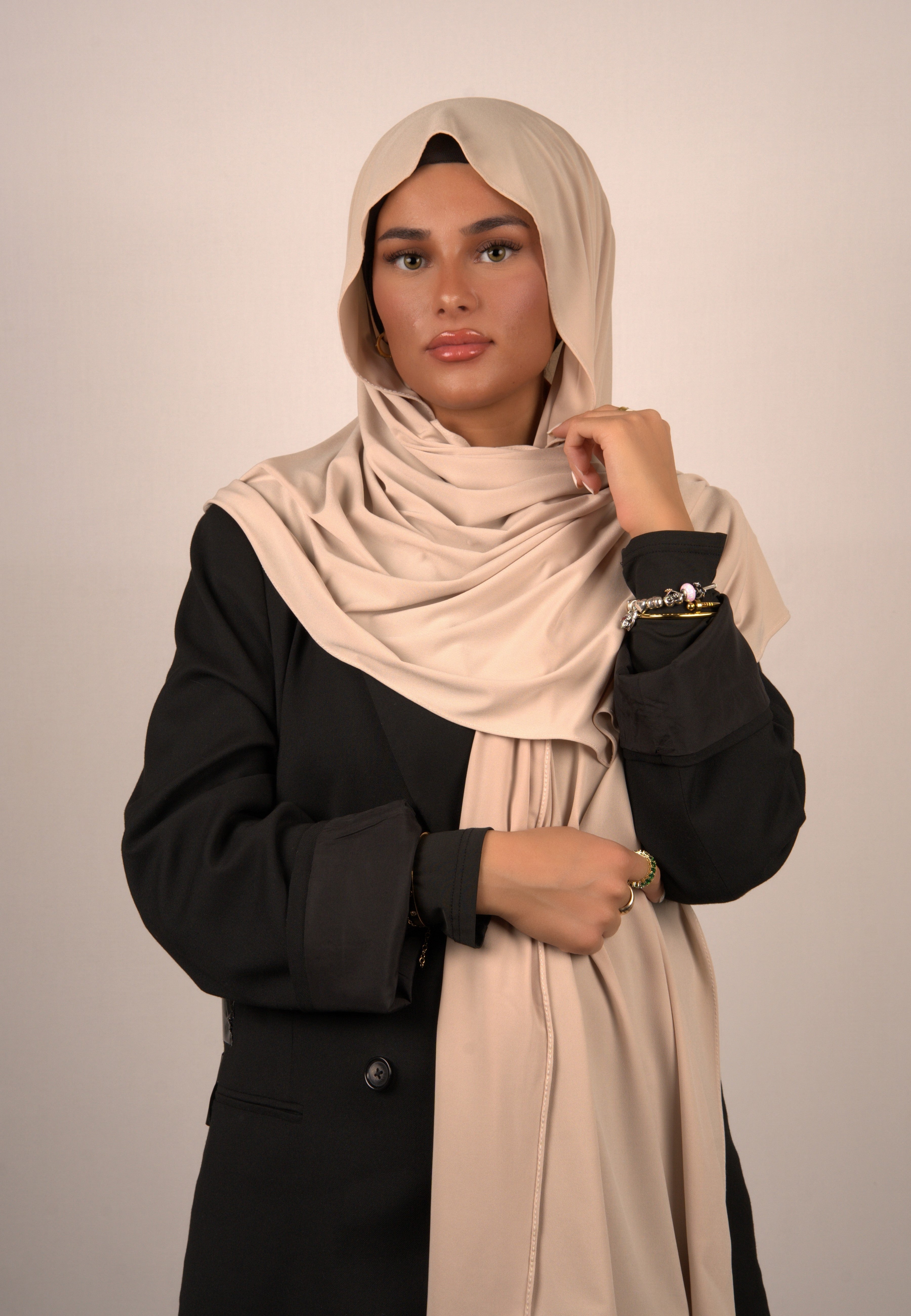 Elegantes Kopftuch mit eleganten, goldenen Akzenten
Trendiges Hijab mit geometrischen Mustern in Schwarz-Weiß
Leichtes, luftig-weißes Tuch für den Sommer
Luxuriöses Basörtü mit floralen Stickereien und Perlen
Modernes Kopftuch in leuchtendem Türkis mit Farbverläufen
Hochwertiges Hijab aus satinartigem Stoff mit seidigem Glanz
Klassisches islamisches Tuch in sanften Grau- und Beigetönen
Exklusives Hijab-Accessoire mit handgefertigten Applikationen
Hochwertiges, vielseitiges Kopftuch mit abstrakten Farbmuster