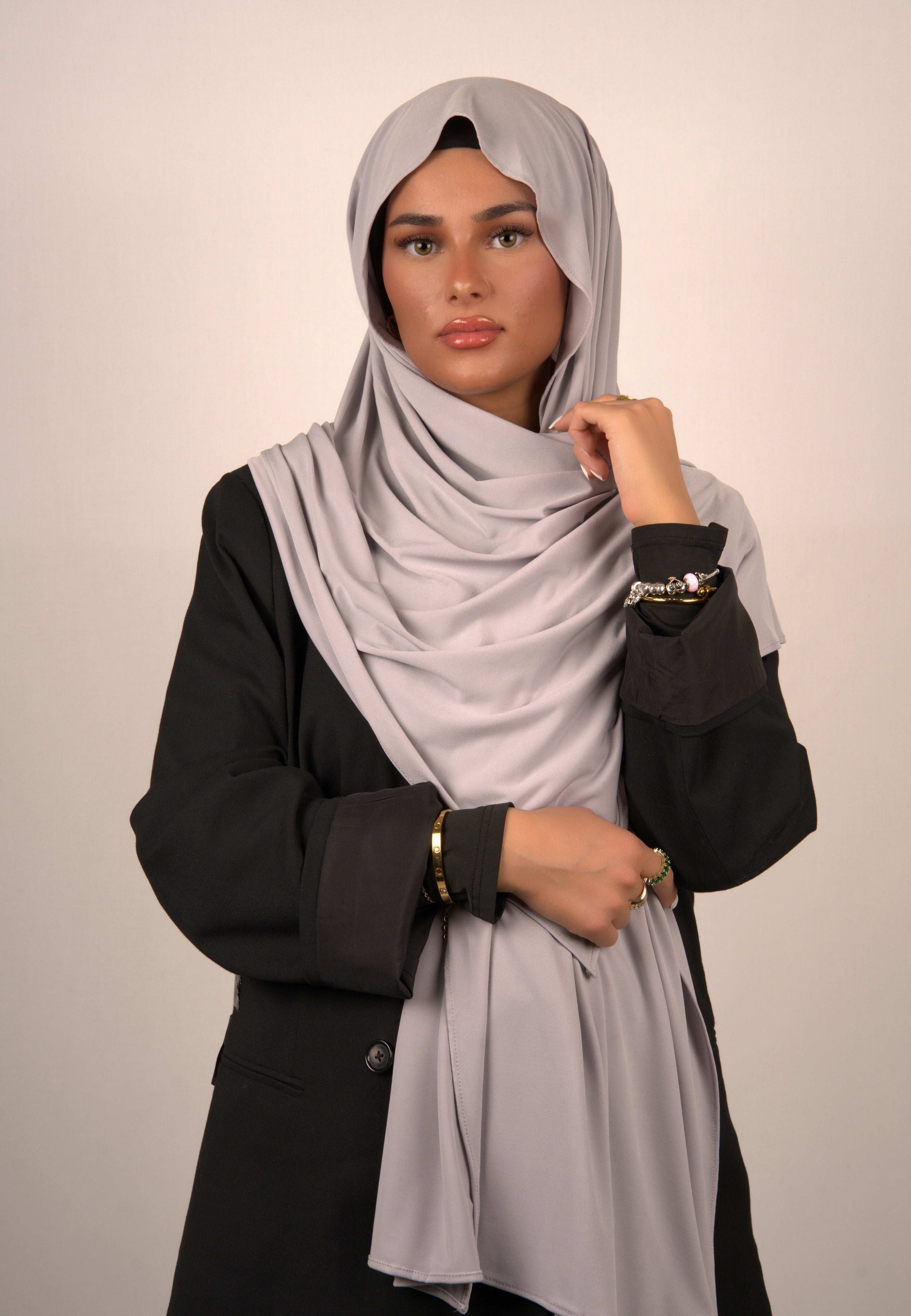 Hochwertiges, schlichtes Kopftuch für den Alltag
Elegantes islamisches Tuch mit dezentem Muster
Modernes Hijab-Design in trendigen Farben
Luxuriöses Basörtü mit feiner Textur
Stilvolles Kopftuch für besondere Anlässe
Hochwertiges, bequemes Hijab für den täglichen Gebrauch
Klassisches islamisches Tuch in eleganten Tönen
Exklusives Hijab-Accessoire mit modernen Akzenten
Hochwertiges, vielseitiges Tuch für stilvolles Auftreten
Modischer Hijab in unterschiedlichen Farben und Mustern