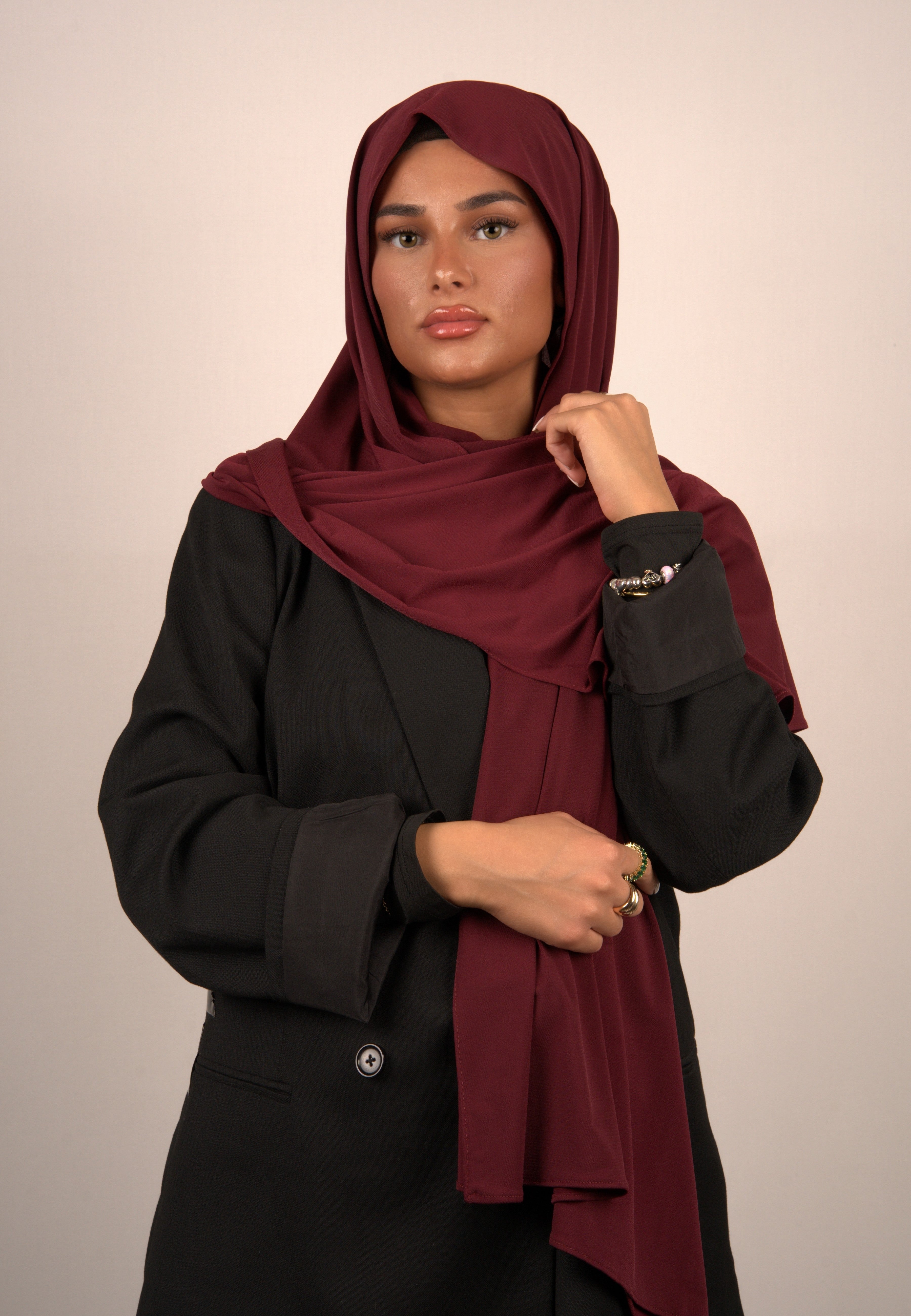 Hochwertiges, weich fallendes Kopftuch für Komfort
Elegantes islamisches Tuch mit floralen Printmustern
Trendiges Hijab in kräftigen, leuchtenden Farben
Luxuriöses Basörtü mit detailliertem Stickmuster
Stilvolles Kopftuch für den täglichen Gebrauch
Hochwertiges, atmungsaktives Hijab in gedeckten Tönen
Klassisches islamisches Tuch mit eleganter Drapierung
Exklusives Hijab-Accessoire mit Perlendetails
Hochwertiges, langlebiges Tuch in neutralen und Pastellfarben
Modischer Kopftuchstil für junge, modebewusste 