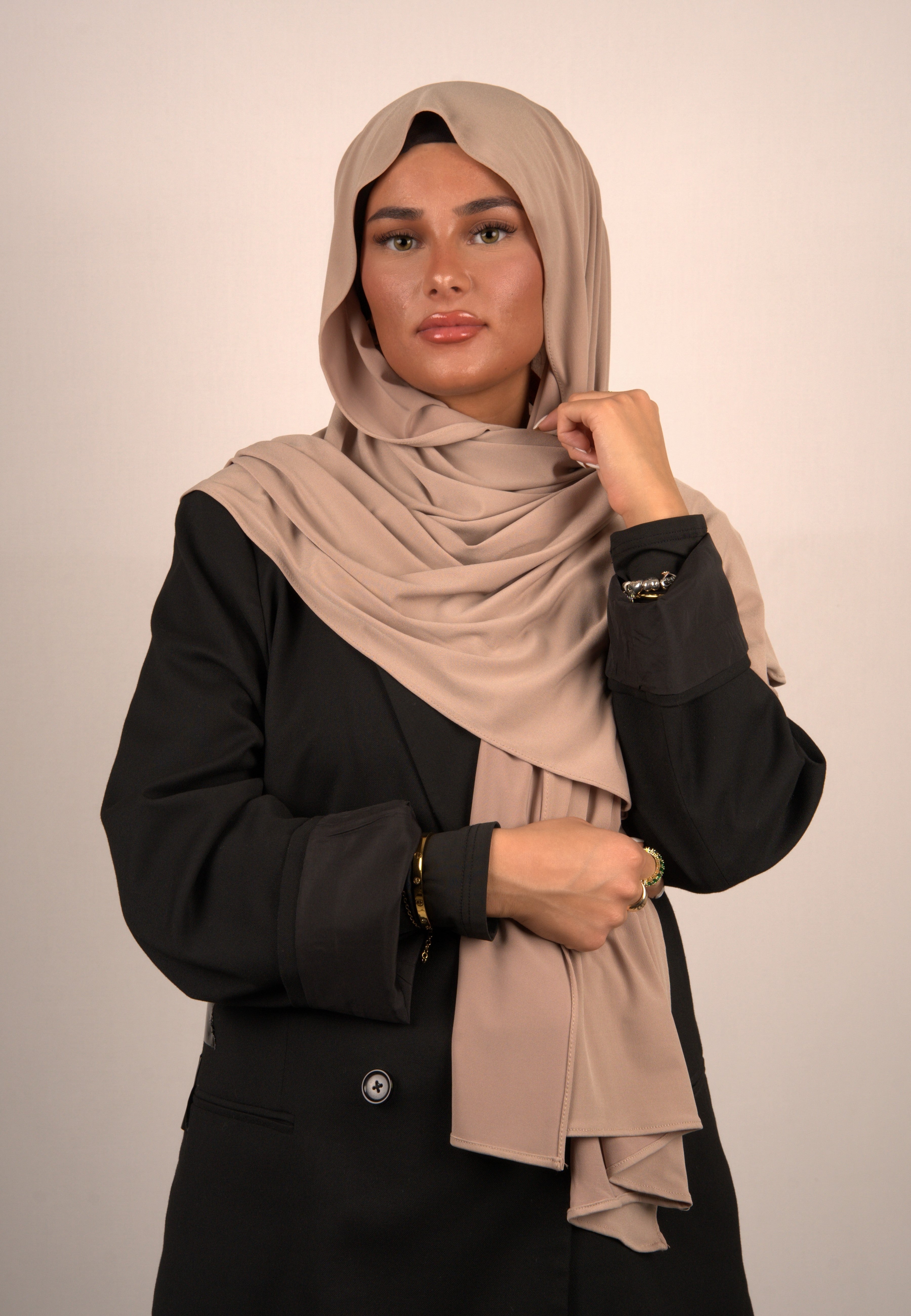 Schwarz mit silberner Verzierung
Hellgrünes Kopftuch mit Blumenmuster
Rotes Tuch mit Ethno-Design
Weißer Seidenschal mit Glanzeffekt
Pastellgelber Hijab
Dunkelbraunes Basörtü mit Stickerei
Türkisblaues Kopftuch mit Muster
Goldener Seidenschal
Lila Kopftuch mit floralem Druck
Beige Tuch im Schalstil
Buntes Patchwork-Hijab
Hellrosa Basörtü mit Stickerei
Dunkelgrünes Tuch mit Muster
Navyblauer Seidenschal
Zartes Lavendeltuch
Orangefarbenes Kopftuch mit Muster
Mintgrüner Hijab mit Muster
Bordeauxrotes Basörtü
G