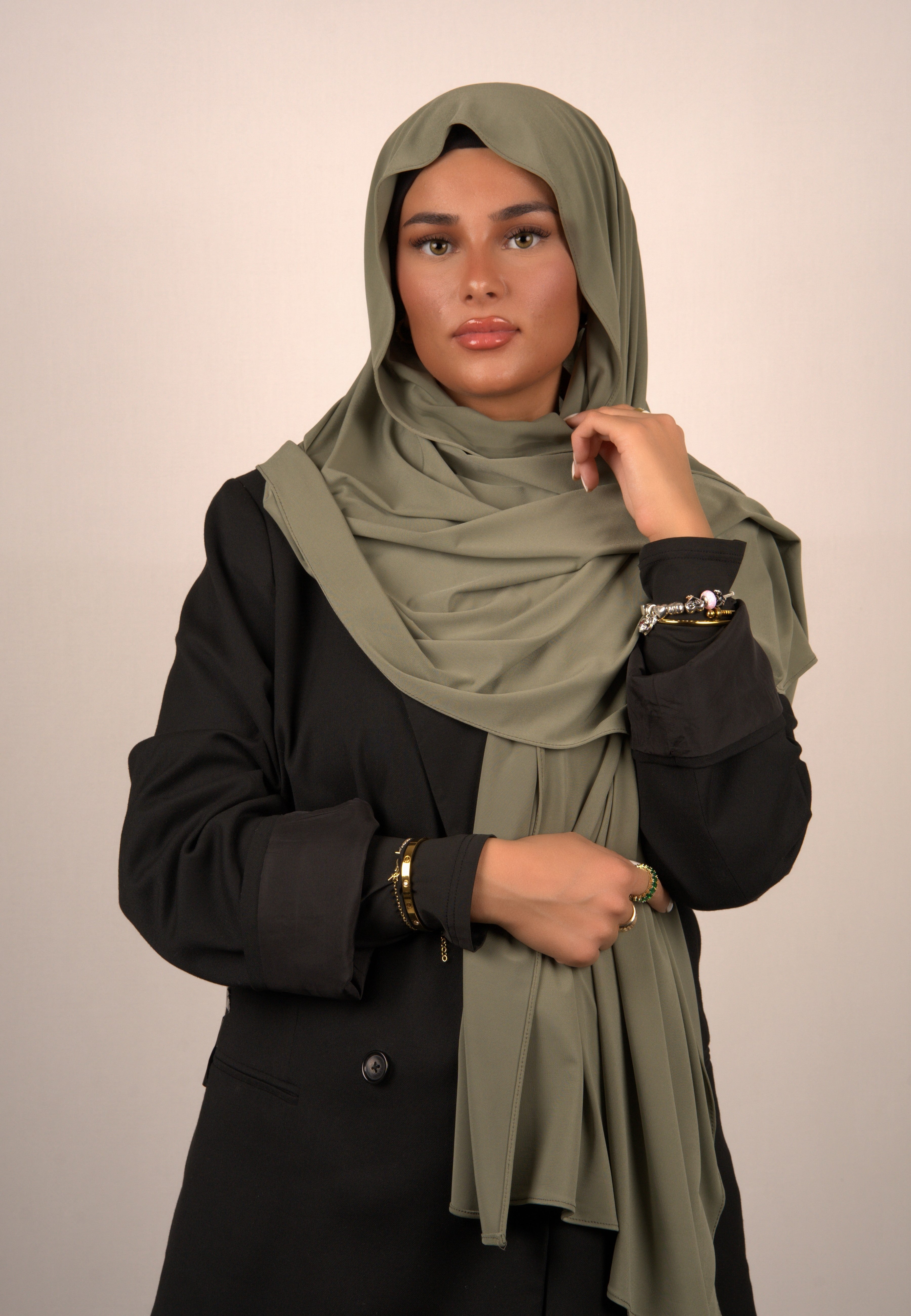 Hochwertiges, elegantes Kopftuch mit seidigem Glanz
Trendiges islamisches Tuch mit abstrakten Mustern
Leichtes, atmungsaktives Hijab aus luftdurchlässigem Stoff
Luxuriöses Basörtü mit Perlenbesatz und Stickerei
Modernes Kopftuch in kräftigen Rot- und Orangetönen
Hochwertiges Hijab in sanften Pastellfarben mit Blumenmuster
Klassisches islamisches Tuch mit feinen Stickdetails
Exklusives Hijab-Accessoire mit funkelnden Steinchen
Hochwertiges, vielseitiges Kopftuch in gedeckten Erdtönen
