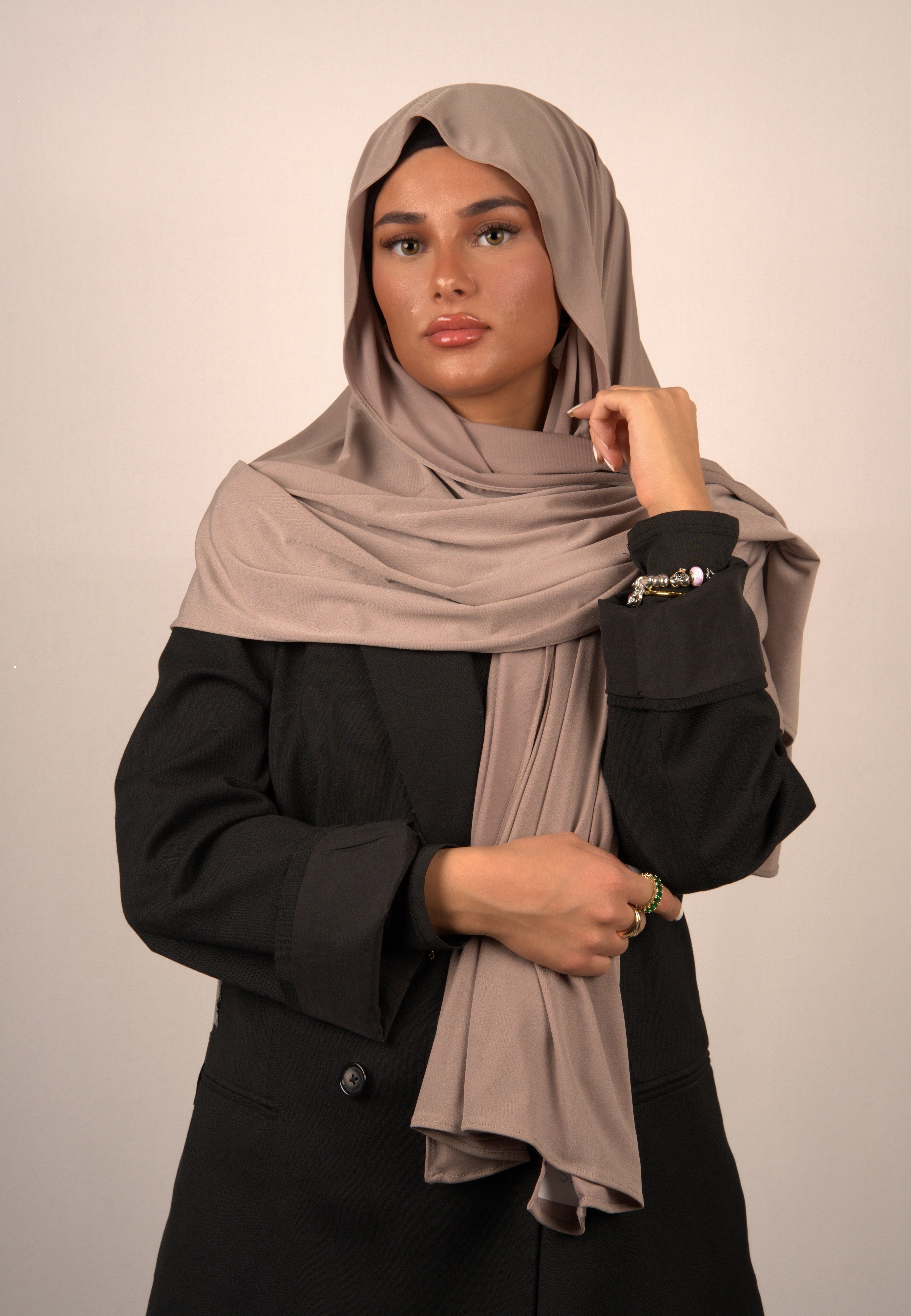 Hochwertiger islamischer Kopftuchstoff in Pastellfarben
Eleganter Schal mit feinem Stickmuster
Luxuriöses Hijab-Design für festliche Anlässe
Weicher, hochwertiger Basörtü in eleganter Optik
Modernes Tesettür-Kopftuch mit stilvollem Schnitt
Hochwertiges, atmungsaktives Hijab-Accessoire
Trendiger islamischer Schal mit trendigen Mustern
Exklusives Kopftuch aus edlem Stoffmaterial
Hochwertiger, langlebiger Hijab für Alltag und Events
Stilvoller islamischer Schal in vielseitigen Farben