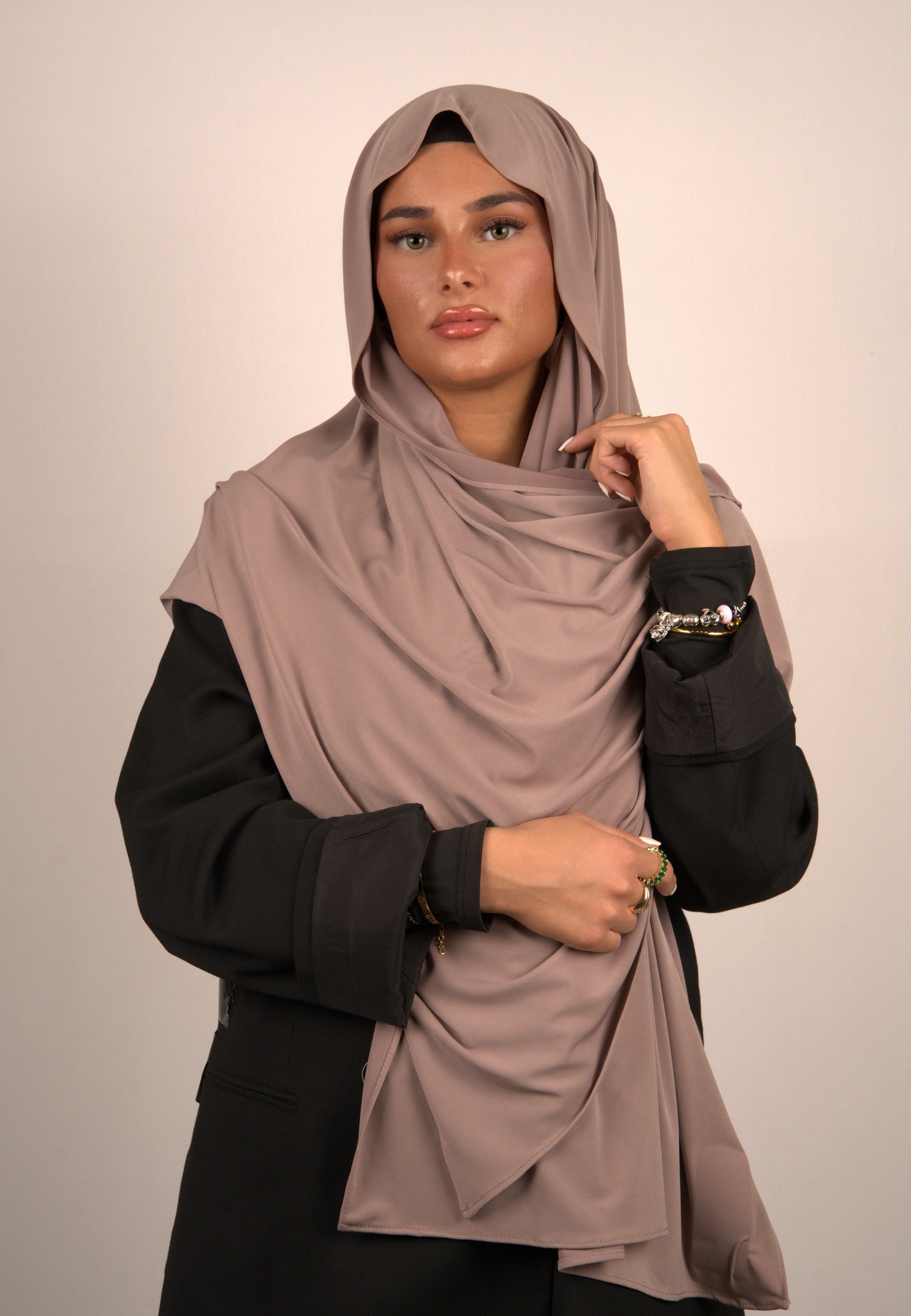 Exklusiver Hijab in Premium-Qualität
Hochwertiger islamischer Kopftuchstil
Eleganter Schal für muslimische Frauen
Fein gearbeiteter Basörtü aus edlen Stoffen
Komfortabler Hicap für tägliche Trageweise
Luxuriöser Tesettür-Schal
Stilvoller islamischer Kopftuch-Style
Hochwertiges Hijab-Design für besondere Anlässe
Bequemer und modischer Schal für Damen
Edles islamisches Kopftuch aus hochwertigen Materialien
Premium-Basörtü für elegante Looks
Klassischer Hicap in stilvoller Ausführung