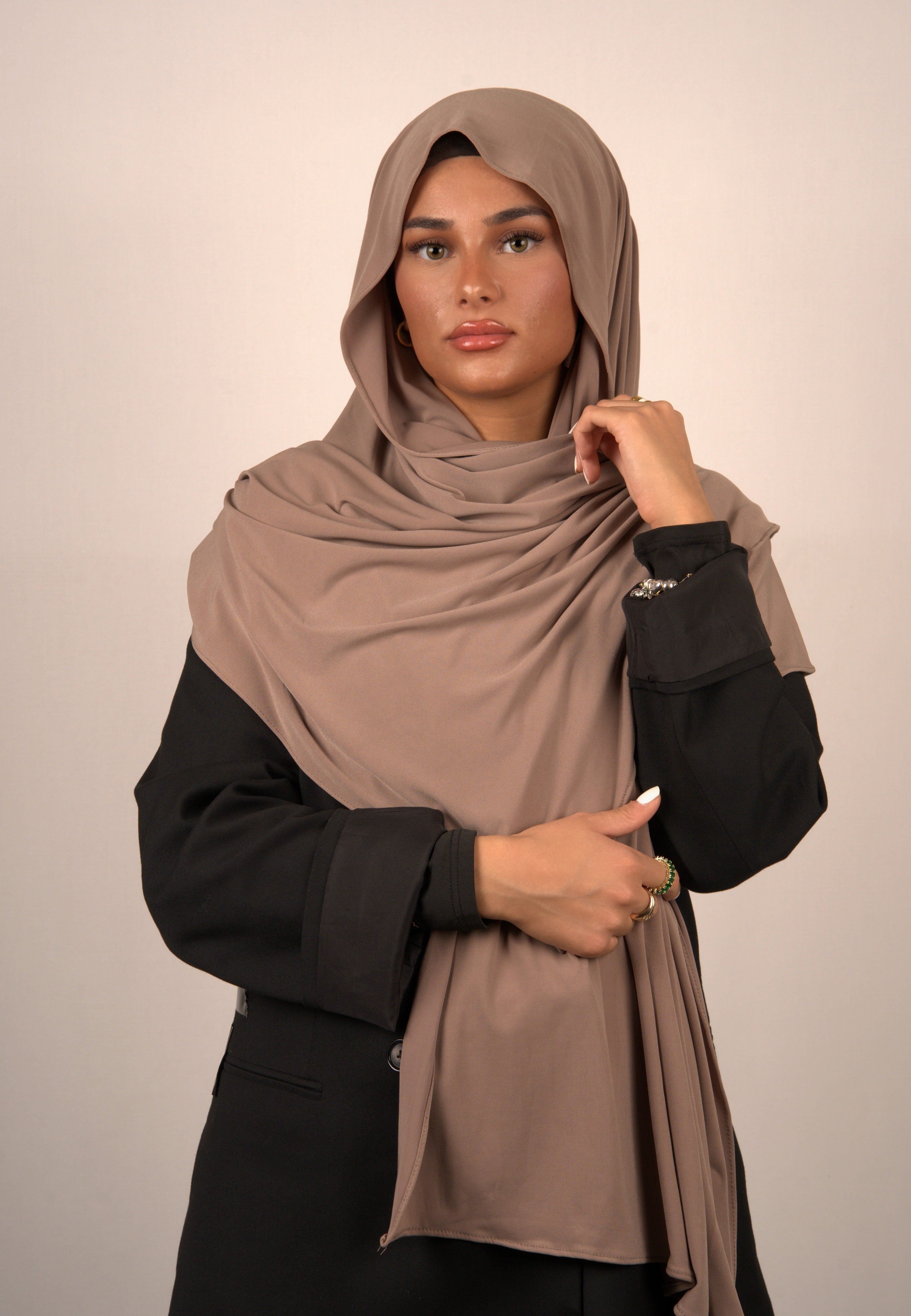 Hochwertiges, weiches Kopftuch für Damen
Eleganter islamischer Schal mit floralen Mustern
Luxuriöses Hijab-Accessoire in edler Optik
Premium-Qualität Basörtü aus feinster Baumwolle
Modisches Tesettür-Kopftuch in verschiedenen Designs
Hochwertiges, atmungsaktives Hijab mit schönem Fall
Trendiges islamisches Kopftuch in Pastellfarben
Exklusives Hijab-Design für besondere Anlässe
Hochwertiges, langlebiges Kopftuch für den Alltag
Stilvolles, elegantes Tuch für islamische Mode