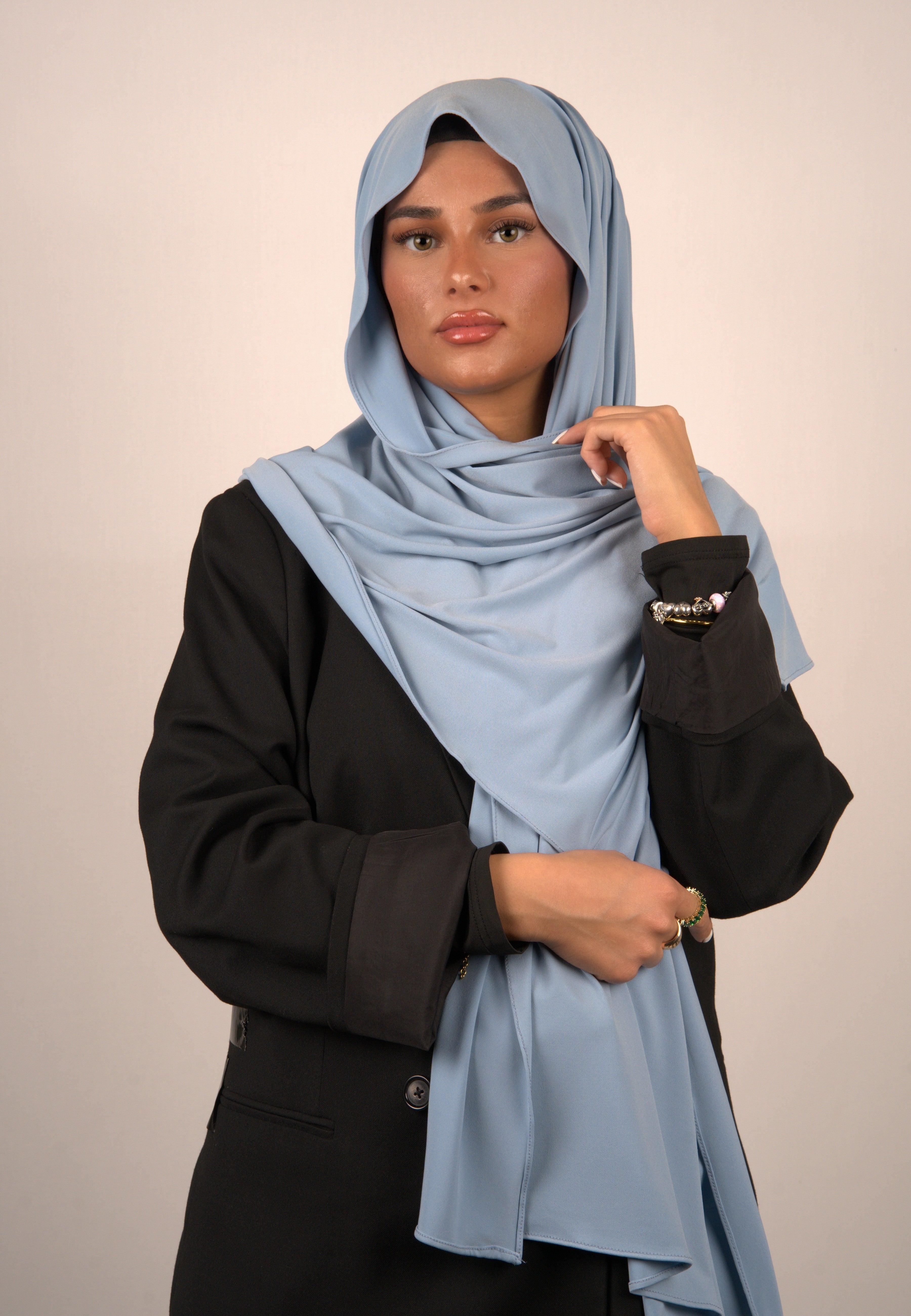Hochwertiges, leichtes Kopftuch für heiße Tage
Elegantes islamisches Tuch mit feinem Stickmuster
Moderner Hijab mit stilvollem Design
Luxuriöser Basörtü in klassischen Farbtönen
Trendiges Kopftuch mit auffälligem Muster
Hochwertiges, atmungsaktives Hijab für den Alltag
Stilvolles islamisches Tuch in sommerlichen Farben
Exklusives Hijab-Accessoire mit eleganten Details
Hochwertiges, langlebiges Tuch für tägliches Tragen
Modischer Kopftuchstil für fashionbewusste Frauen