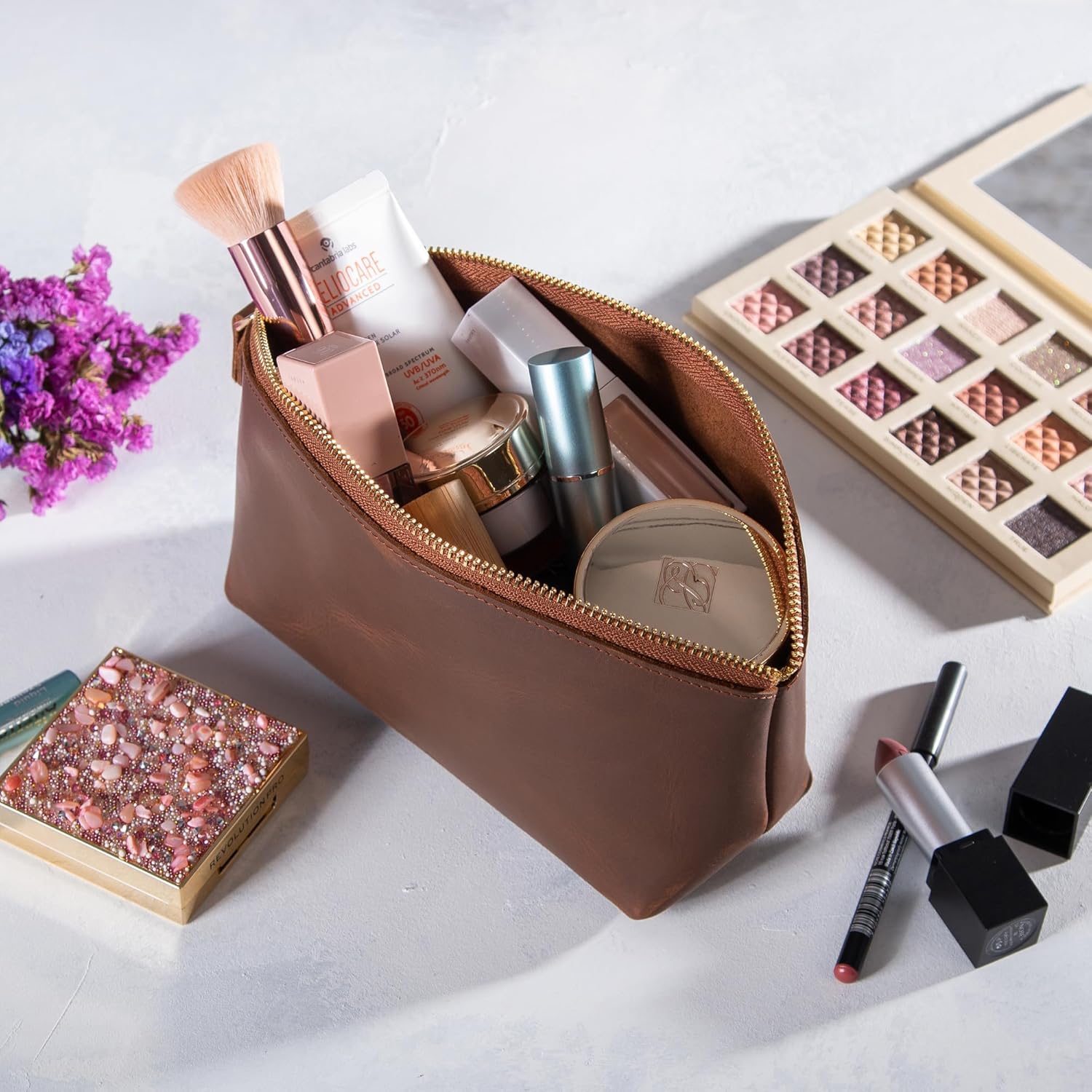 Ledertasche
Damen-Kulturbeutel
Kosmetiktasche
Echtleder
Kulturbeutel
Makeup-Tasche
Beauty-Accessoire
Reise-Accessoire
Elegant
Langlebig