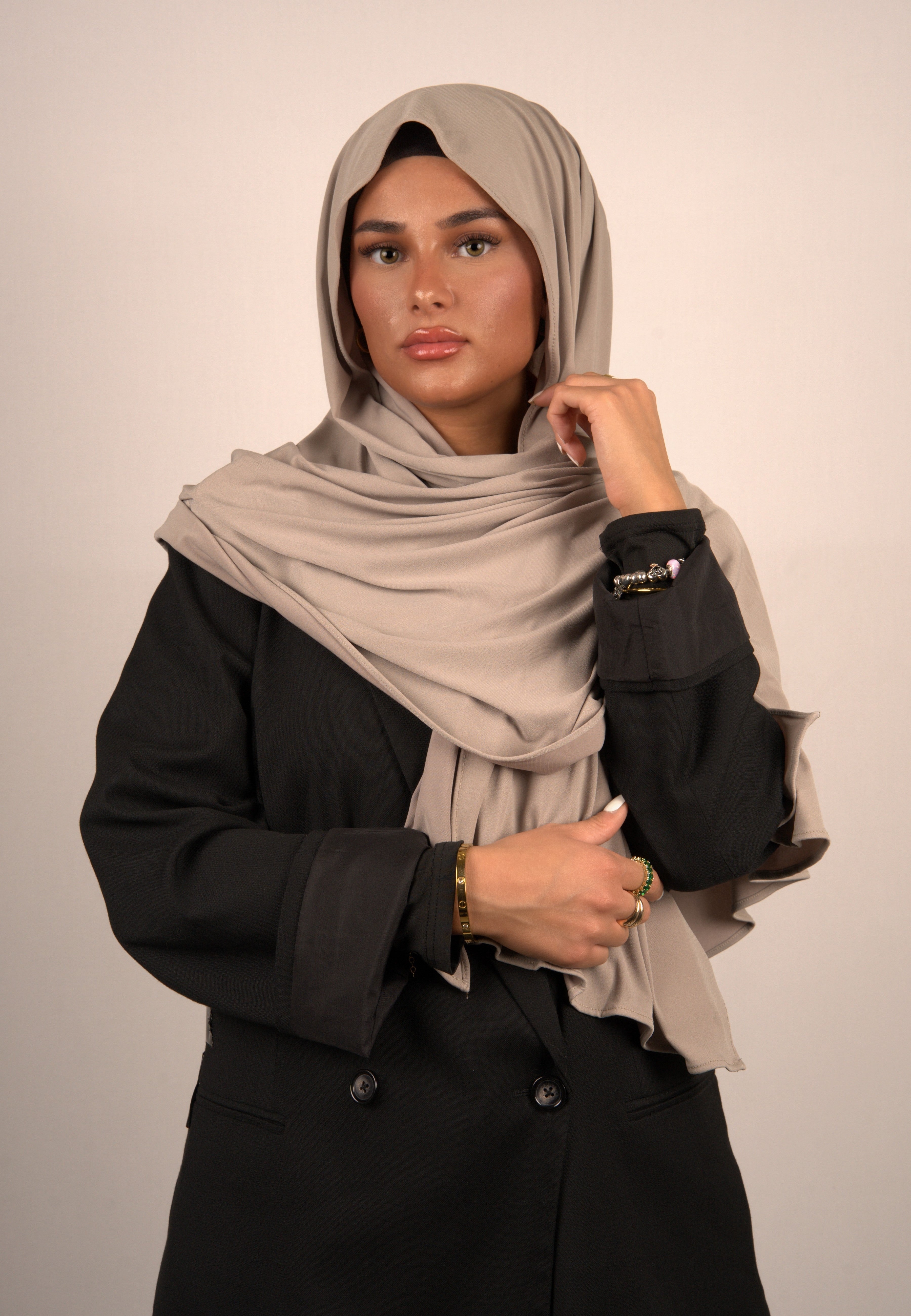Elegantes Kopftuch in trendigen Farben
Hochwertiger islamischer Kopfschmuck für Frauen
Bequemes und stylisches Hicap-Design
Luxuriöses Kopftuch aus feinen Stoffen
Modischer islamischer Schal für jeden Anlass
Edles Hijab-Accessoire in angesagten Farben
Komfortabler Damen-Kopftuch in hochwertiger Verarbeitung
Zeitloses islamisches Kopftuch für stilvolle Frauen
Hochwertiges Tesettür-Kopftuch in modischer Optik
Trendiges Hijab-Design für modebewusste Frauen