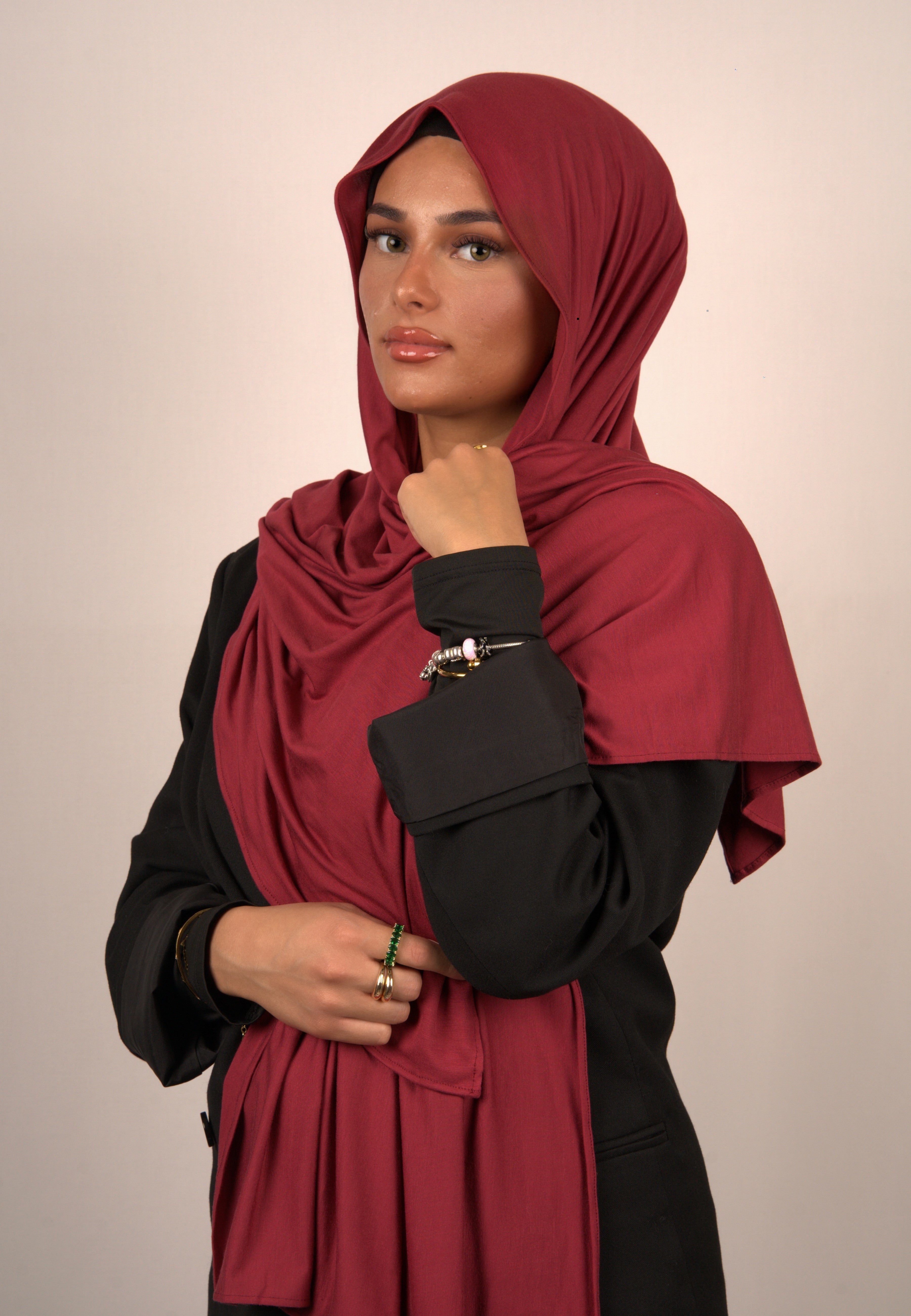 Hijab Crimson

Cotton Premium Jersey Hijab Crimson

Basörtü Schal Crimson

Kopftuch in tiefem Rot

Muslimische Bekleidung

Moderne islamische Mode

Weicher Jersey Hijab Crimson

Modest Fashion Hijab

Islamische Damenbekleidung

Premium Hijab Crimson