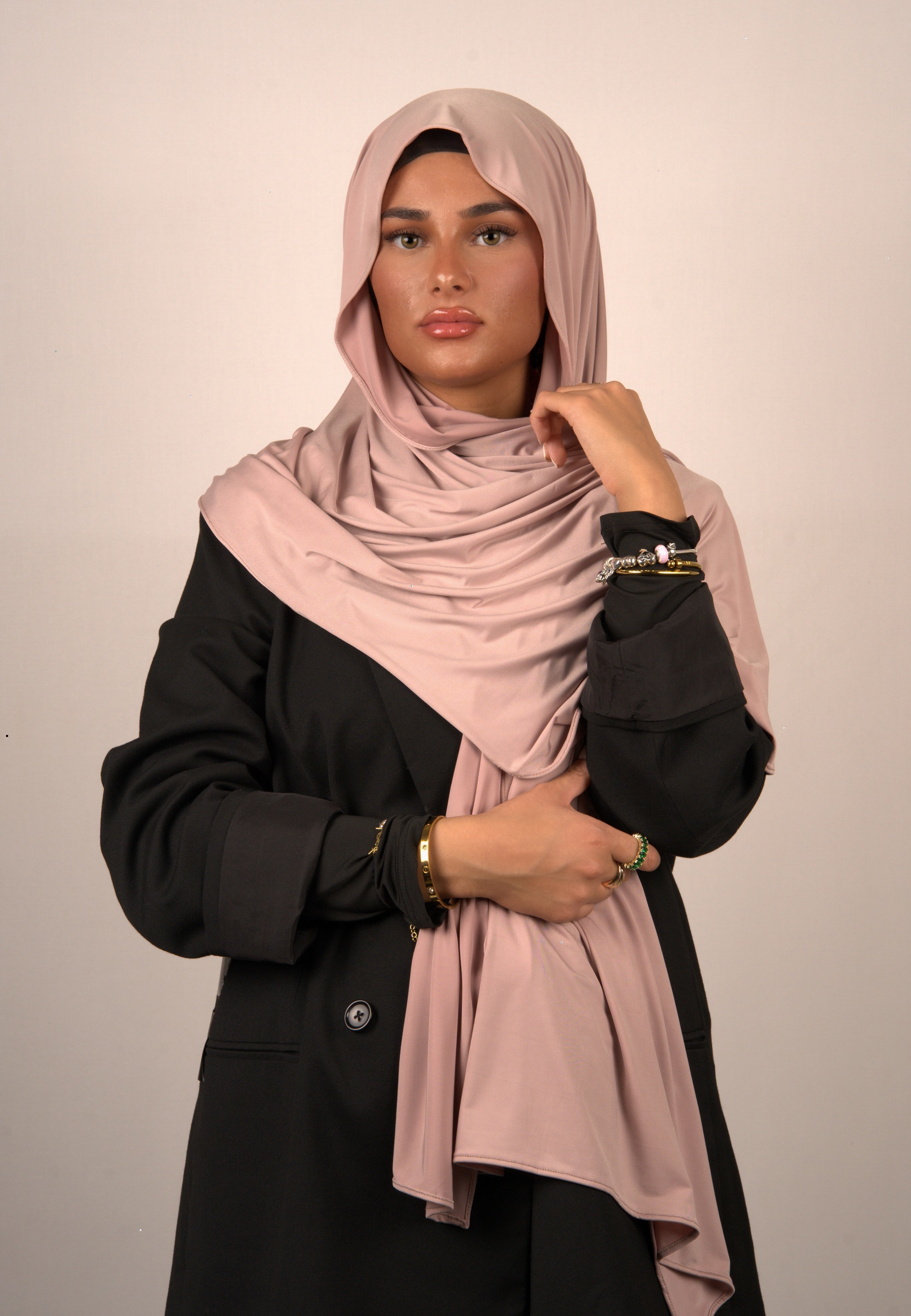 Pink Hijab

Jersey Kopftuch Pink

Muslimisches Tuch kräftiges Rosa

Lequid Hijab Damen

Basörtü Pink Farbe

Modest Fashion Pink

Premium Kopftuch aus Jersey

Islamische Kleidung Hijab

Kopftuch kräftiger Farbton

Weiches rosa Kopftuch